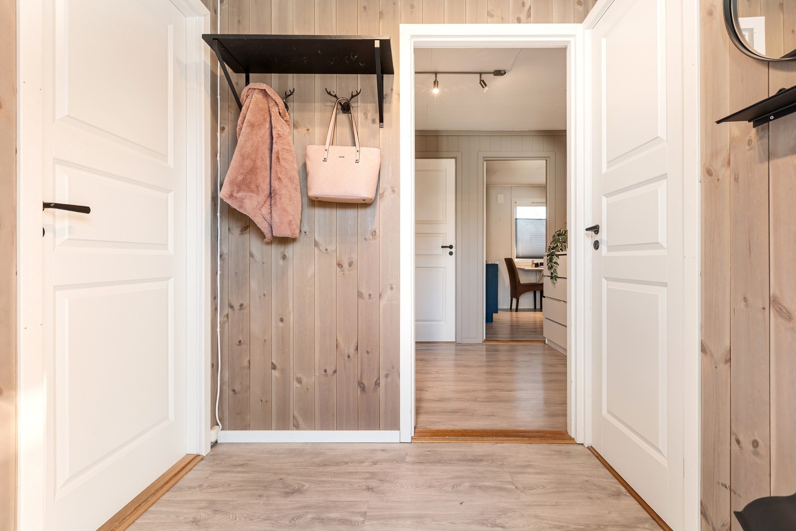 En lys og romslig gang som binder hjemmet naturlig sammen. Galleribilde