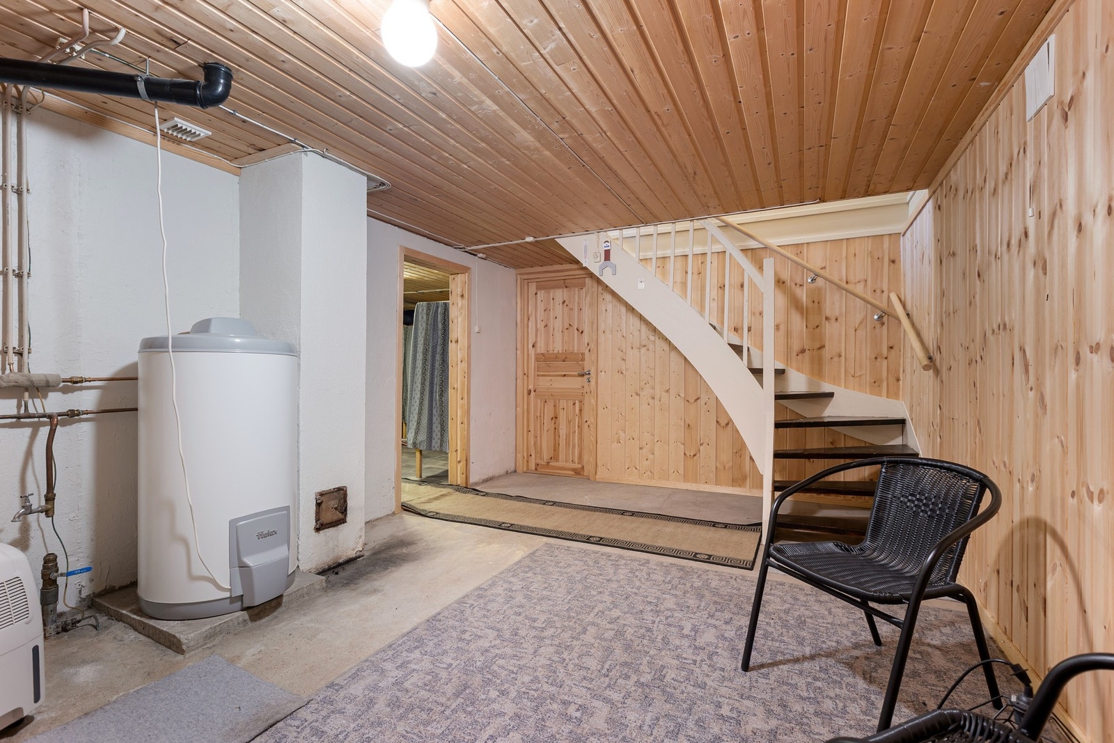 Kjellerentré og gang med trapp opp - praktiske bruksrom og lagringsmuligheter. Galleribilde