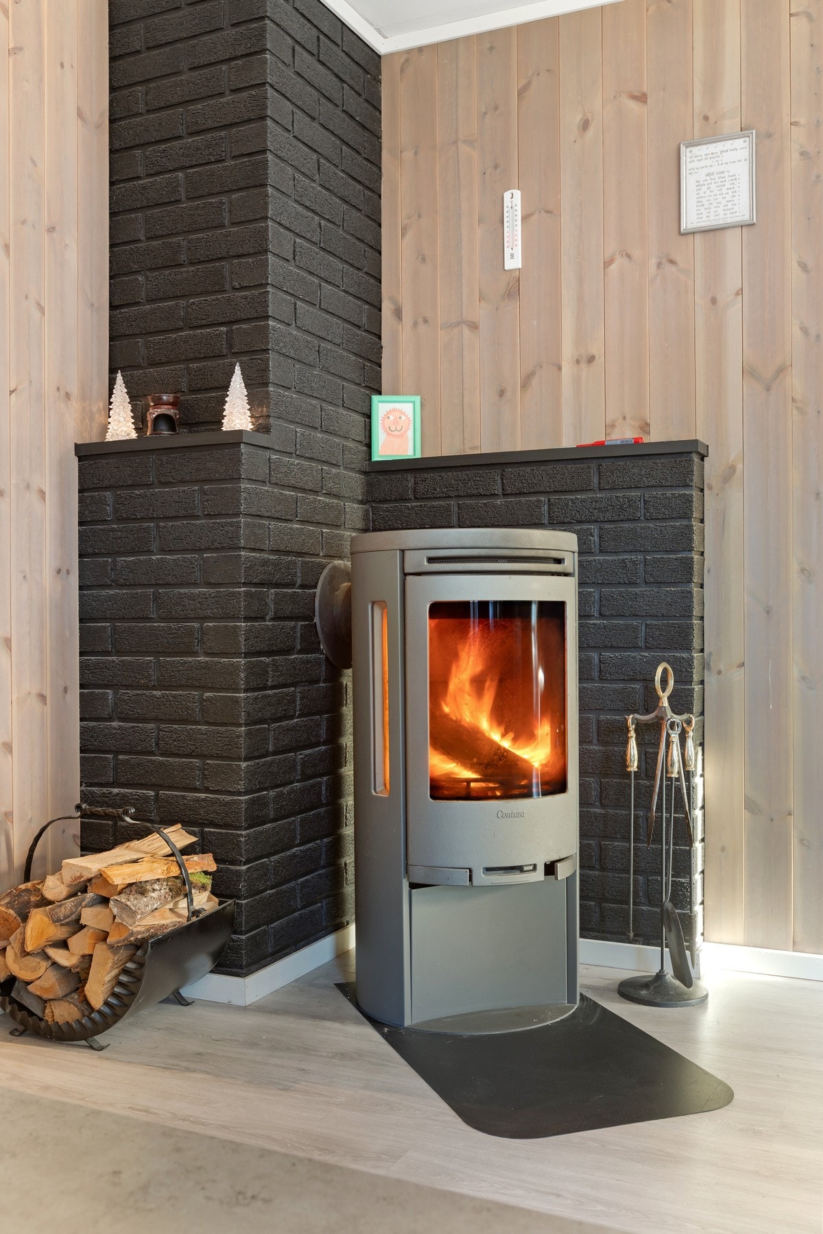 Moderne peisovn som gir god varme og en hyggelig atmosfære i stuen. Galleribilde