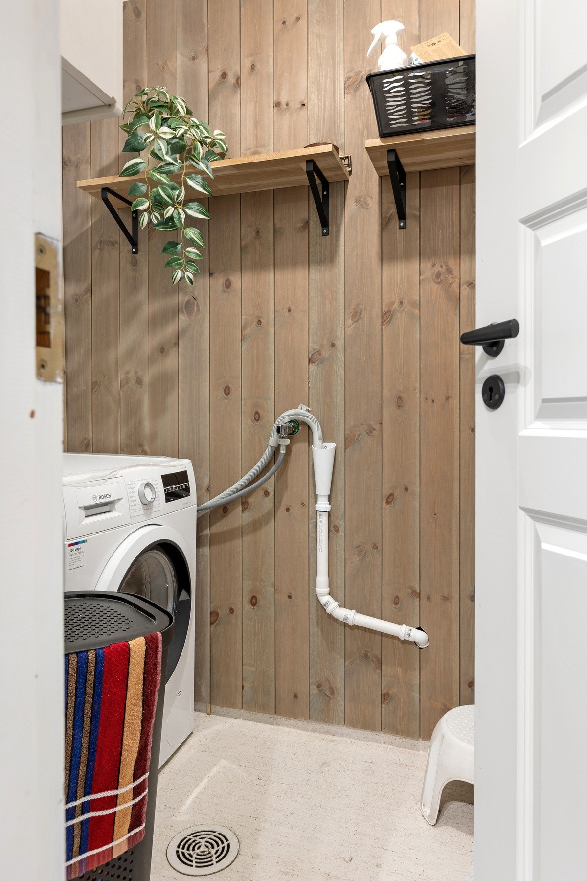 Vaskerom i 1. etasje med god oppbevaringsplass og opplegg for vaskemaskin. Galleribilde