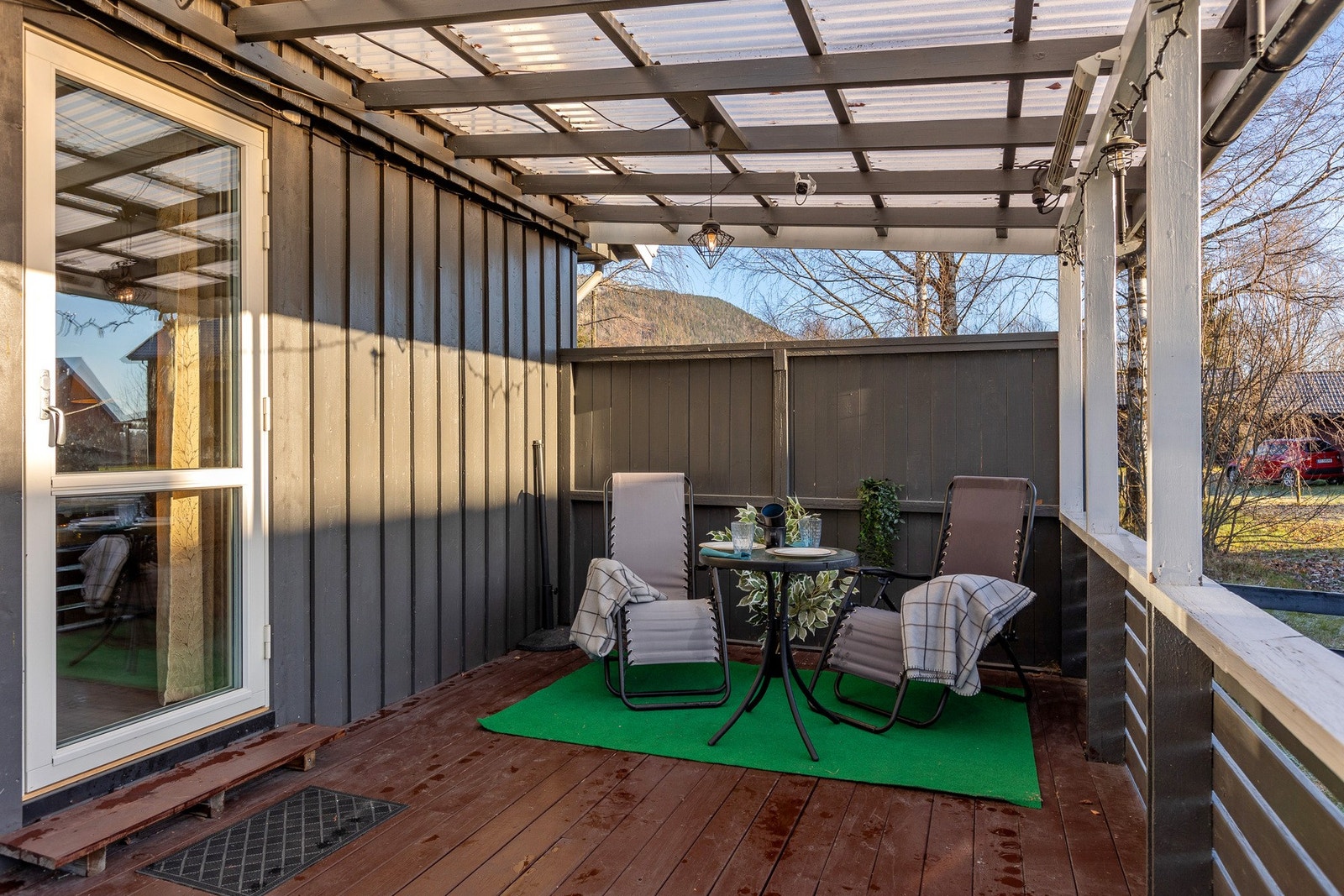 Skjermet uteplass under tak - perfekt for kaffestunder året rundt. Galleribilde