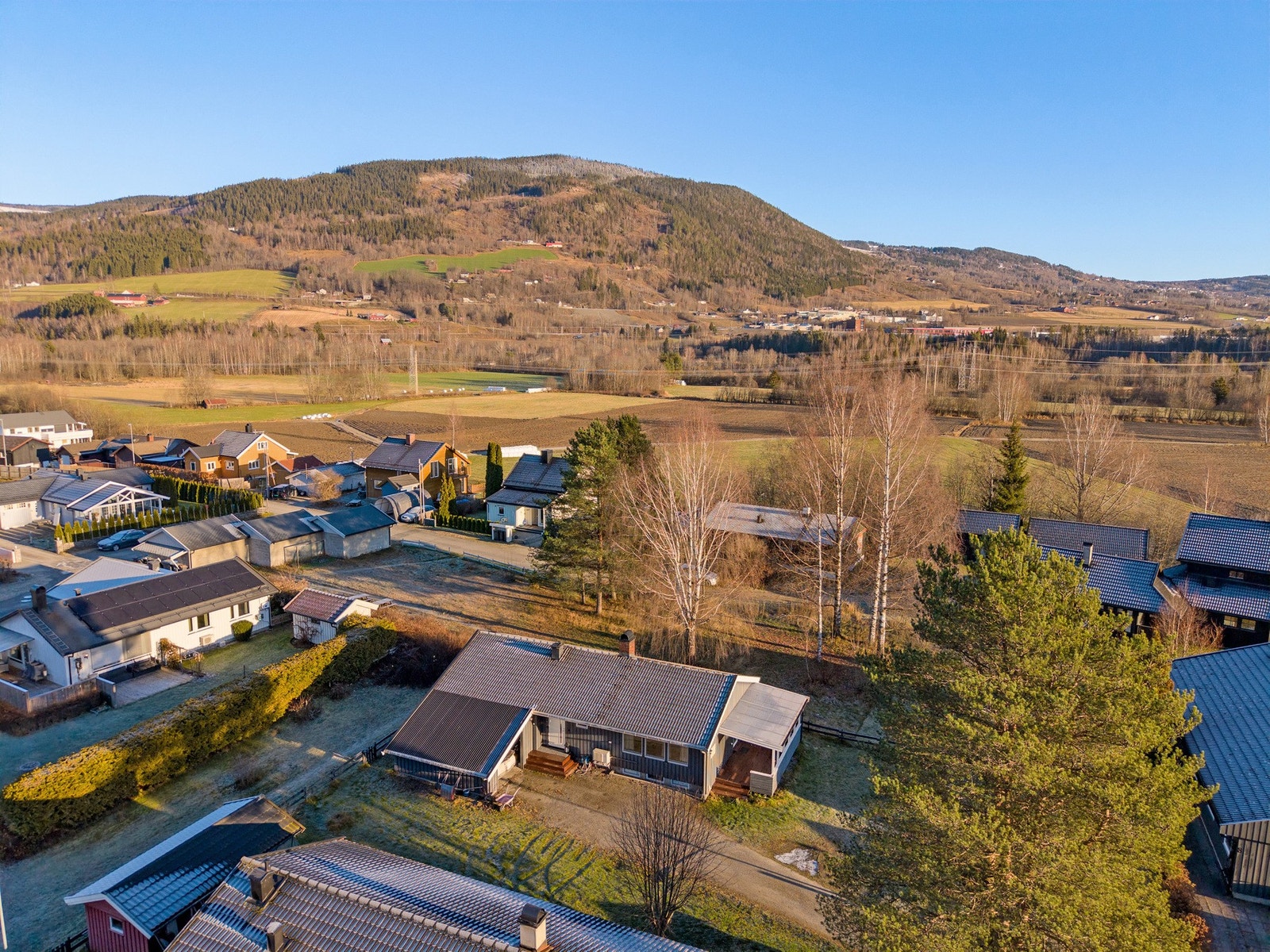 Landlig utsyn over kulturlandskapet - god avstand til naboer og flotte solforhold. Galleribilde