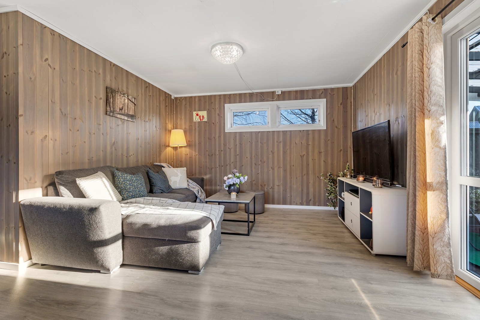 Koselig TV-stue med god plass til sofa og avslapning. Galleribilde