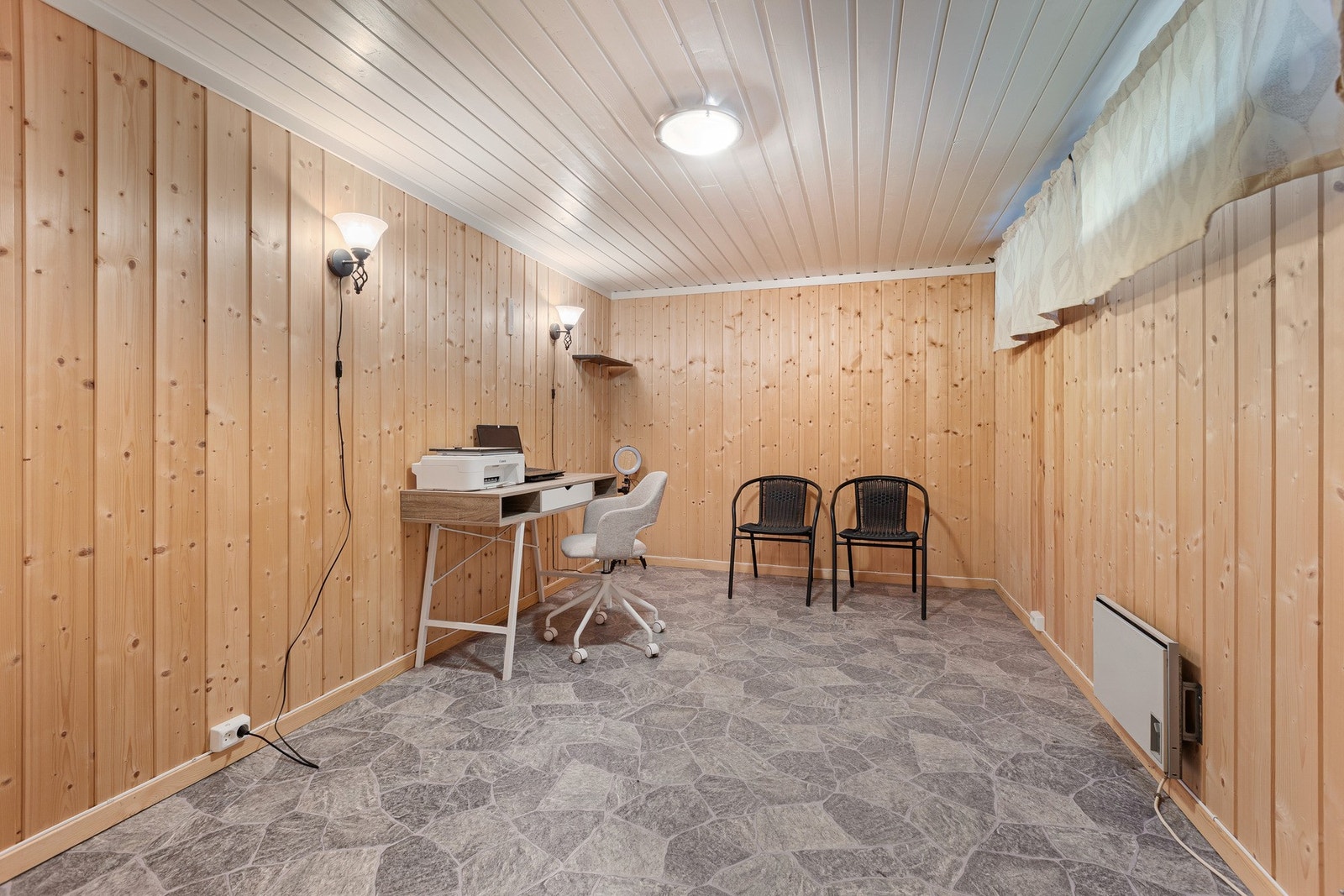 Lyst kjellerrom - et fleksibelt ekstraareal for hobby, hjemmekontor eller lagring. Galleribilde