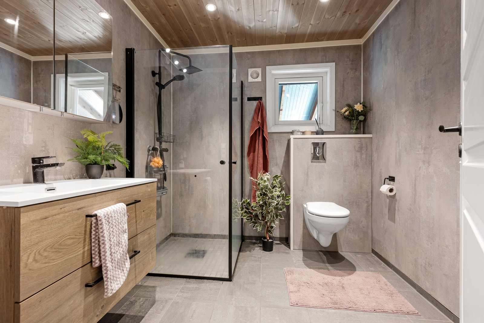 Moderne bad fra 2021 - lekkert uttrykk med fliser, dusjnisje og vegghengt toalett. Galleribilde