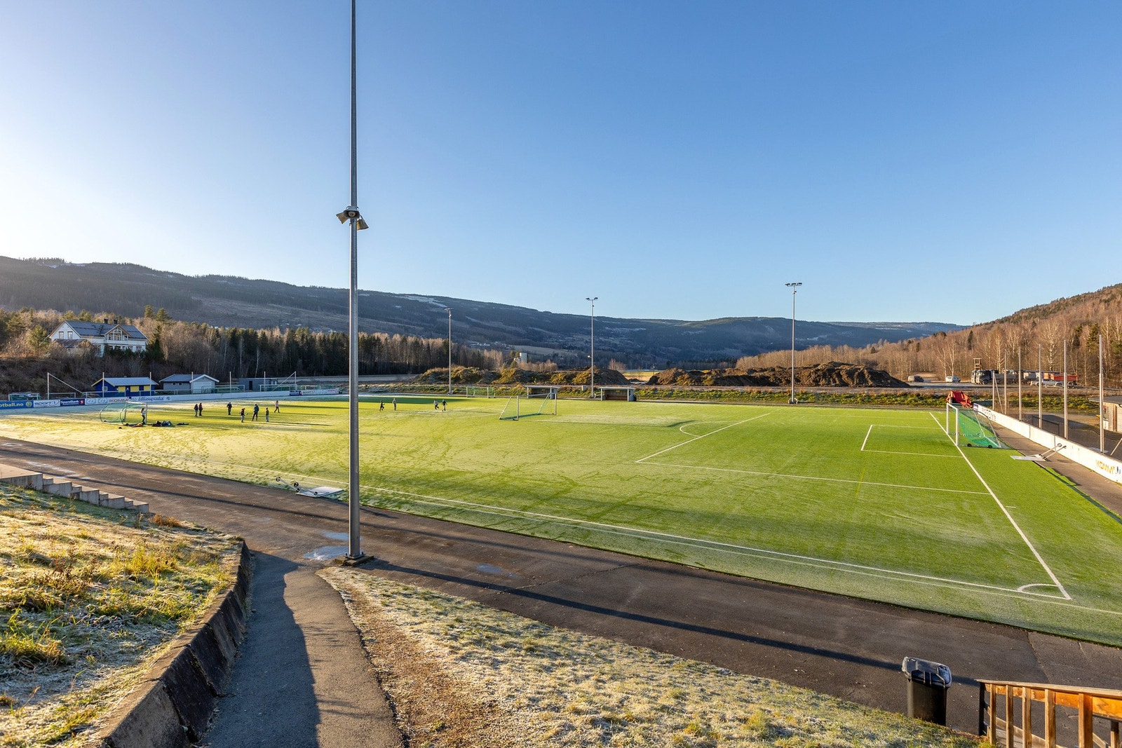 Idrettsanlegg med kunstgressbaner og flotte treningsfasiliteter rett i nærheten. Galleribilde