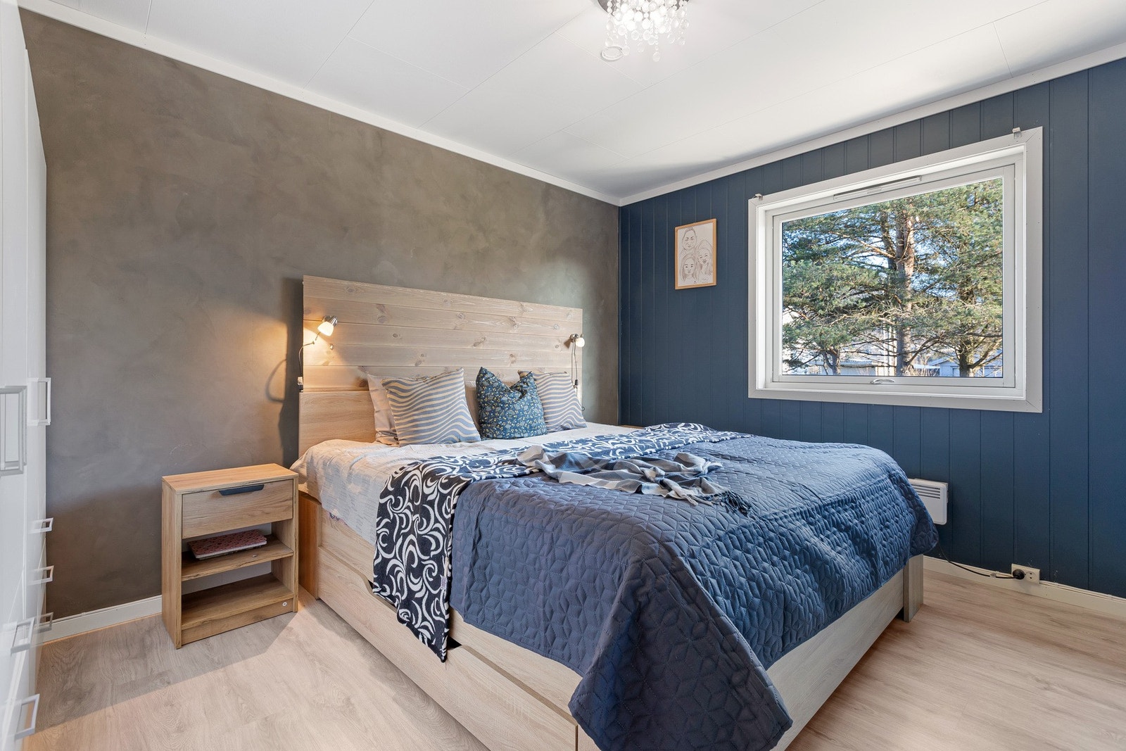 Hovedsoverommet byr på lune farger, godt lysinnslipp og rikelig plass til garderobe. Galleribilde