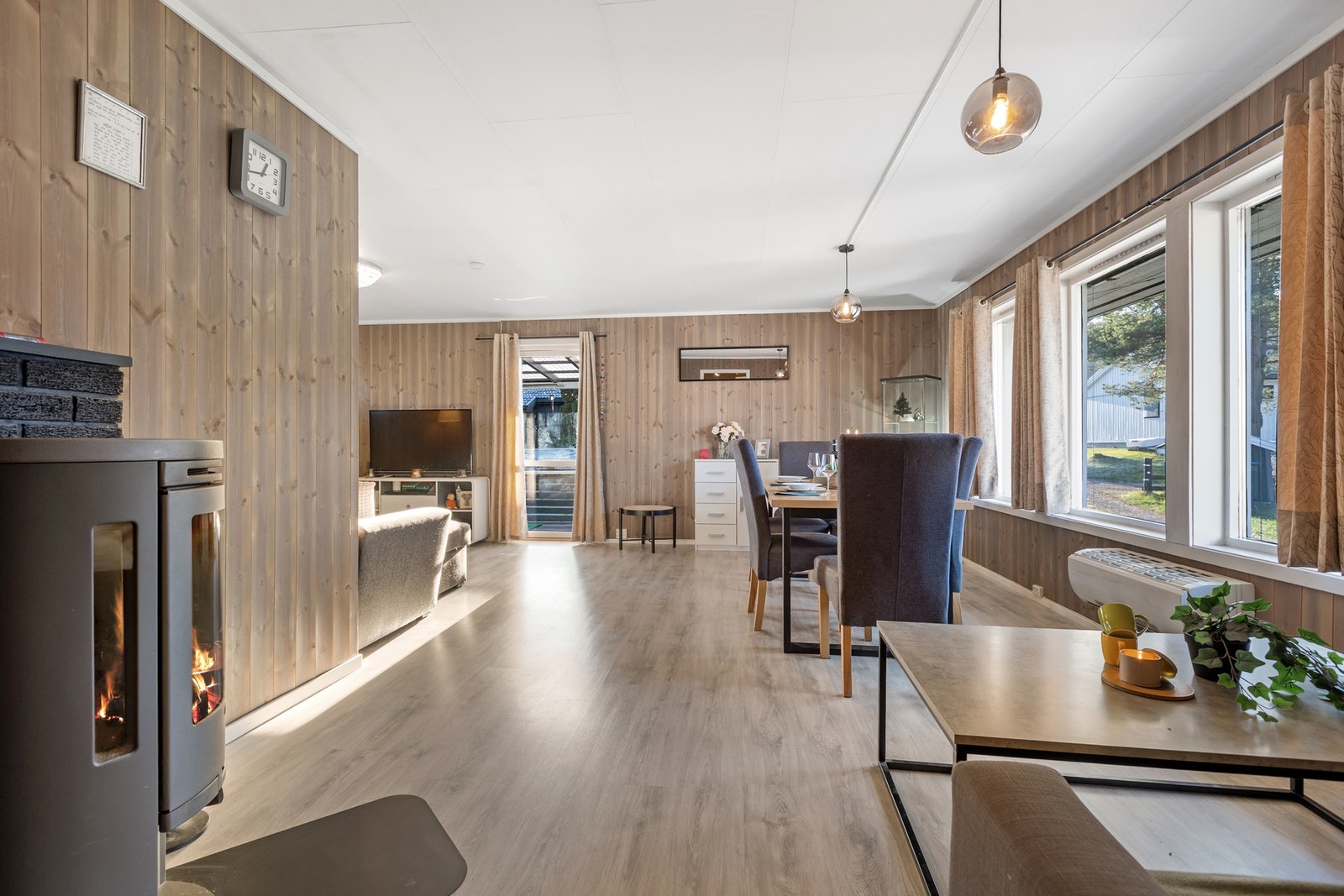 Boligens åpne stueløsning gir en fin flyt mellom spiseplass og sofadel. Galleribilde