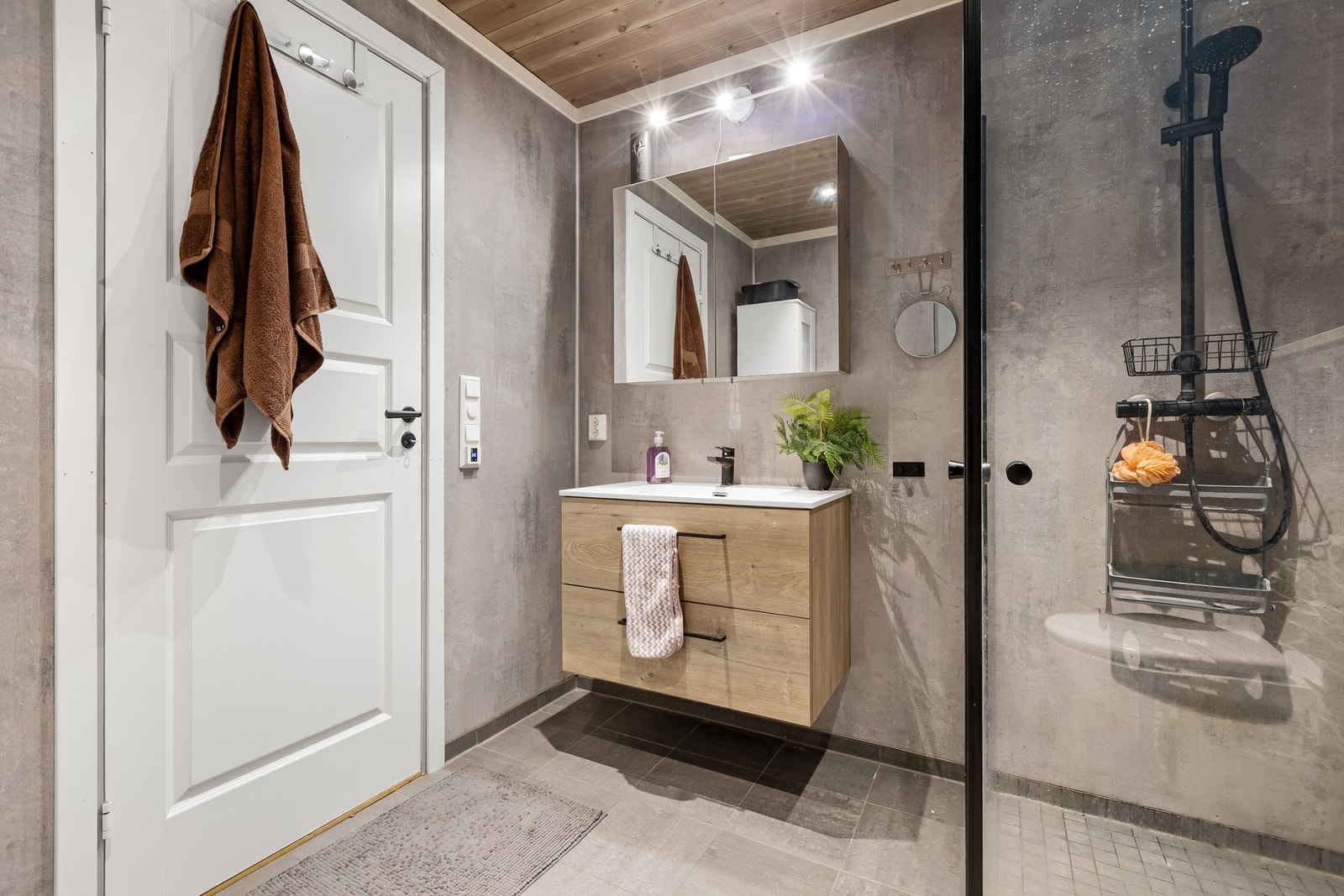 Badet har god belysning, praktisk innredning og en behagelig, helhetlig stil. Galleribilde