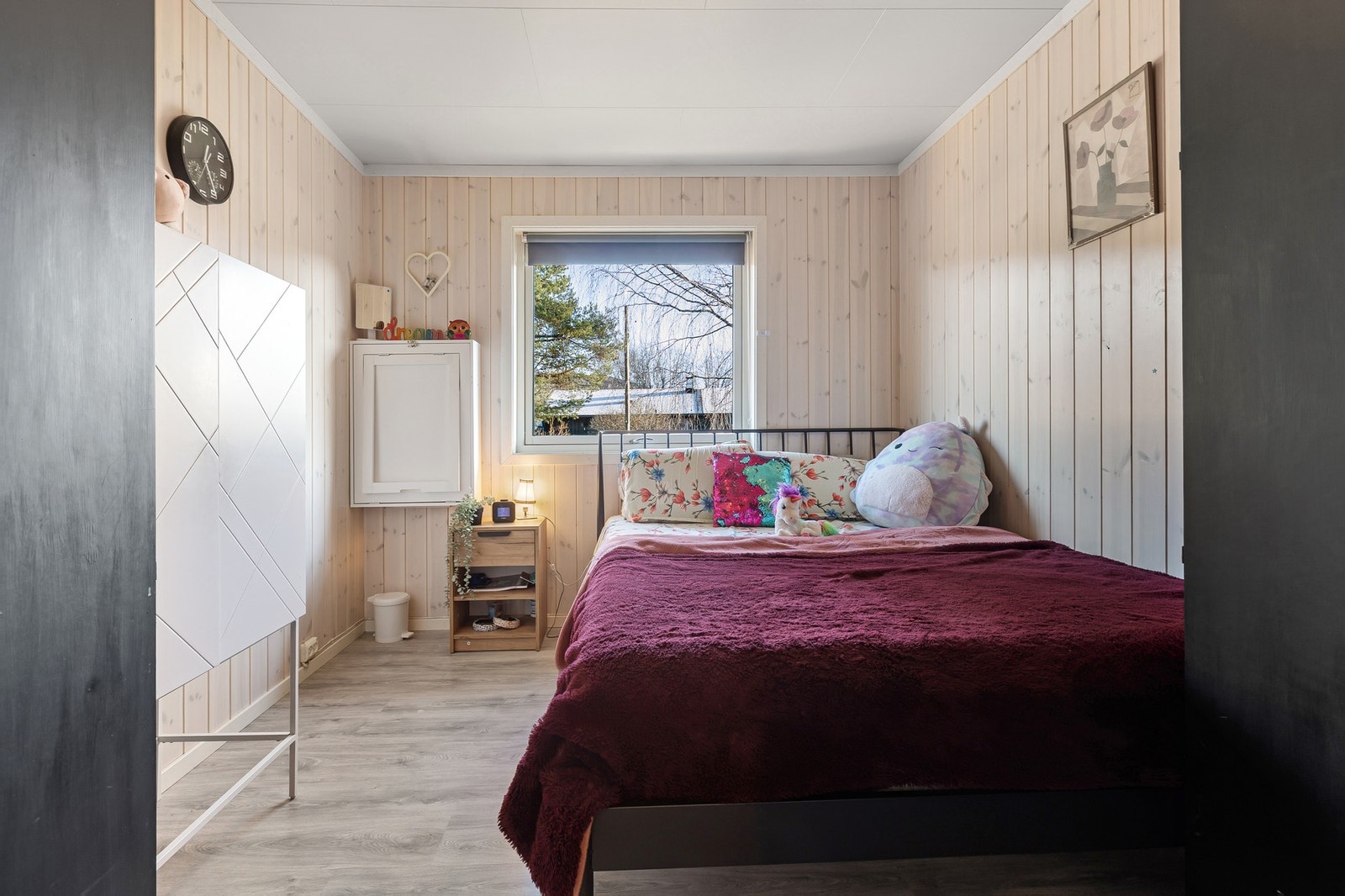 Soverom med lyse overflater og god plass til seng og garderobe. Galleribilde