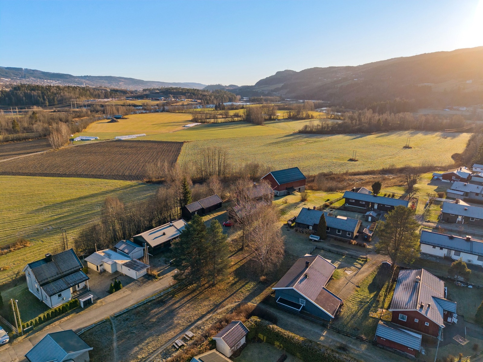 Landlig og fredelig beliggenhet med fri utsikt over kulturlandskapet. Galleribilde