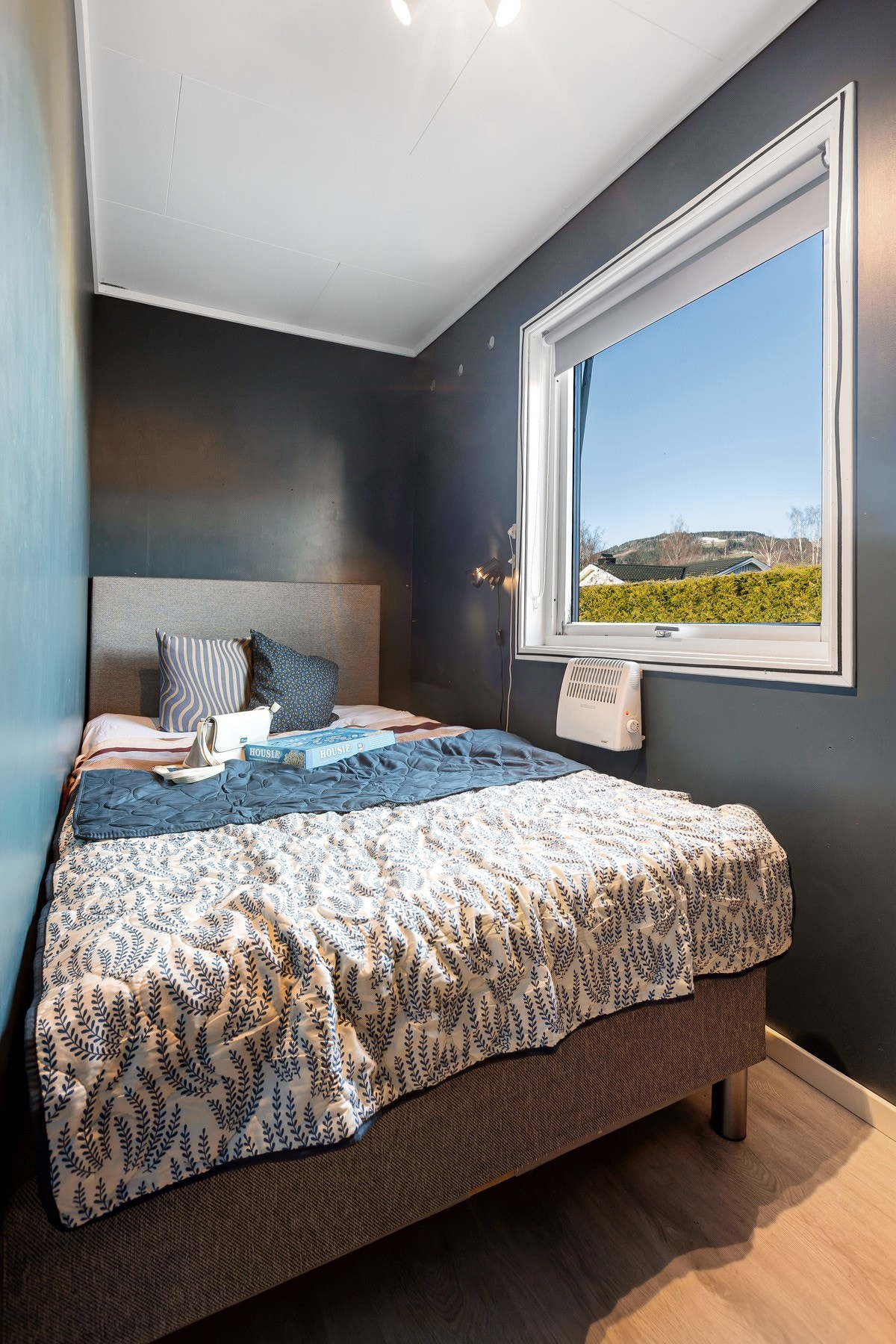 Det minste soverommet - kompakt og smart utnyttet med fin utsikt. Galleribilde