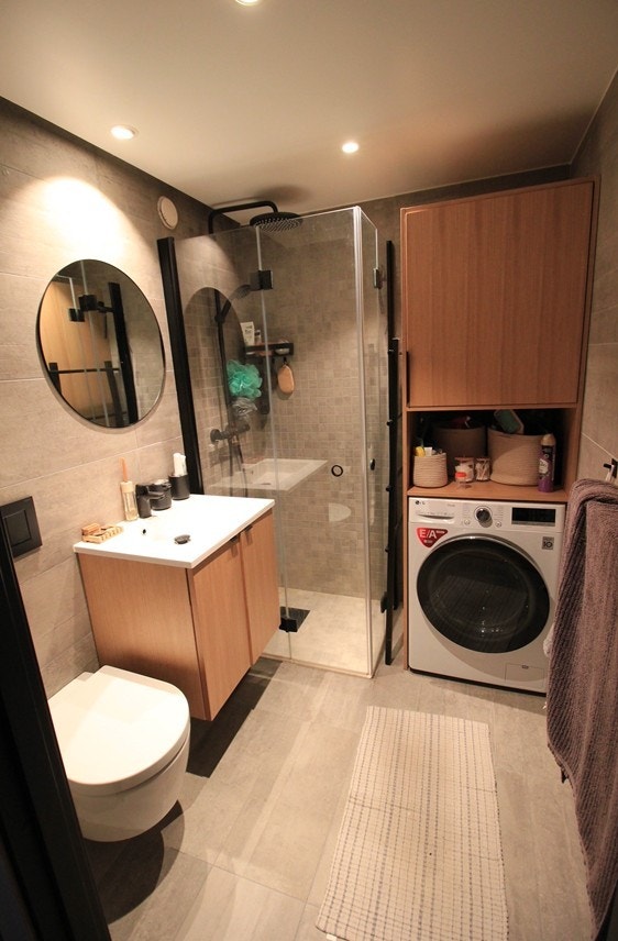 Stort og innbydende bad med god plass til komfort og velvære. Galleribilde