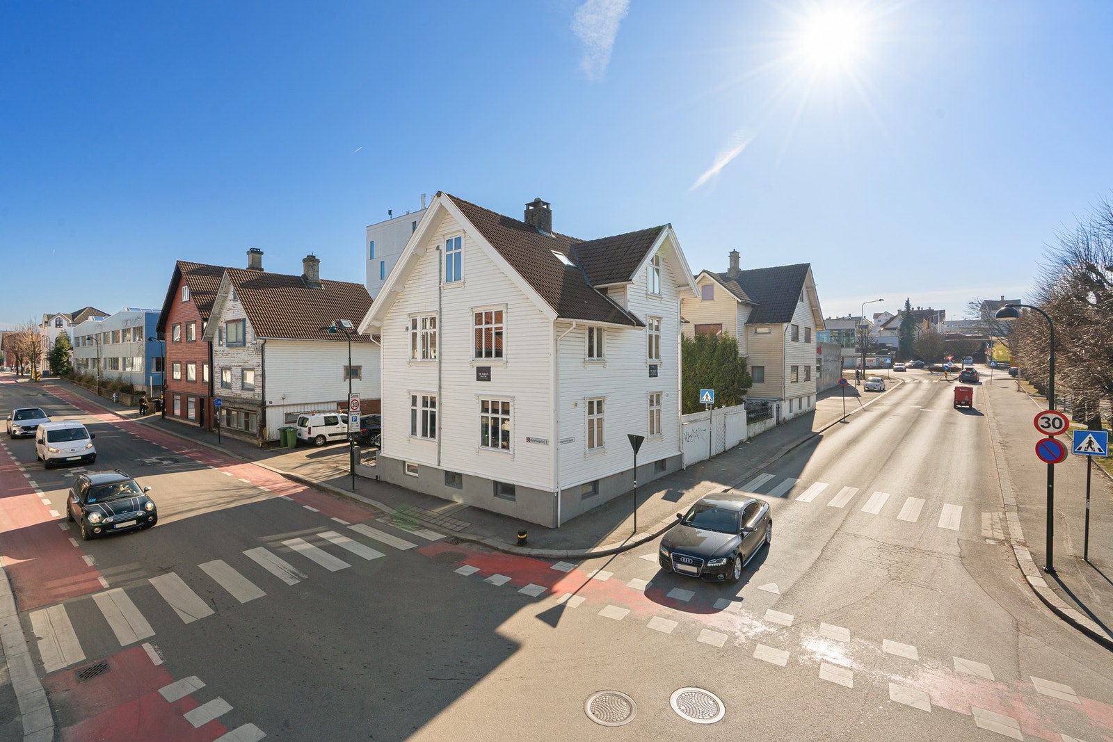 Tilhørende leiligheten er parkering på tomt med plass til 2 biler i lengden og ekstern bod på 7 kvm. Galleribilde