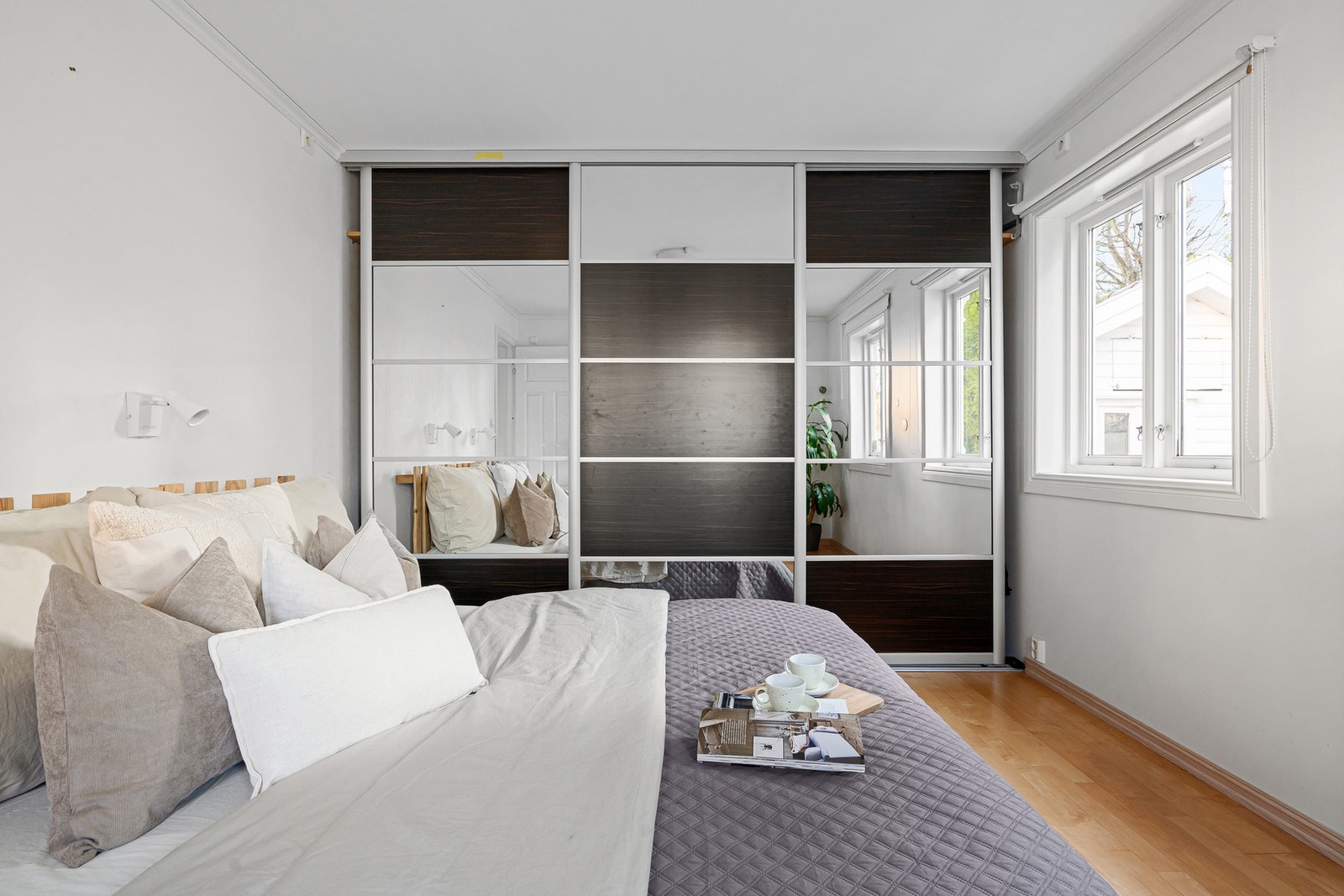 Man kan enkelt innrede med dobbeltseng og gardererobeløsning. Galleribilde