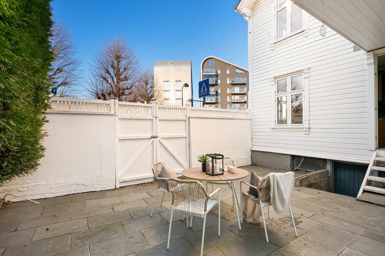 Felles, solrikt uteareal for sameiet. Tilkomst til boligens kjeller hvor man har 25 kvm lagringsareal. Galleribilde