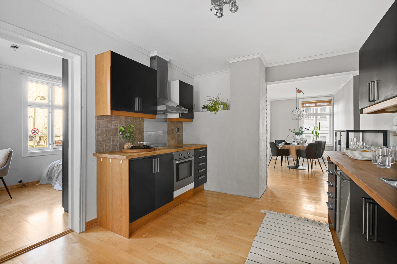 Praktisk kjøkken med god skap- og benkeplass. Galleribilde