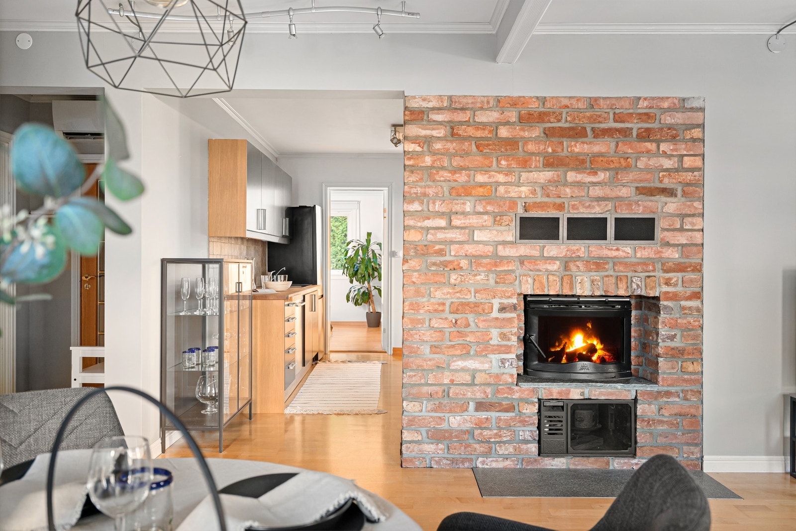 Stue- og kjøkken i delvis åpen løsning. Herlig ildsted for de kaldeste dagene. Ellers har leiligheten varmepumpe. Galleribilde