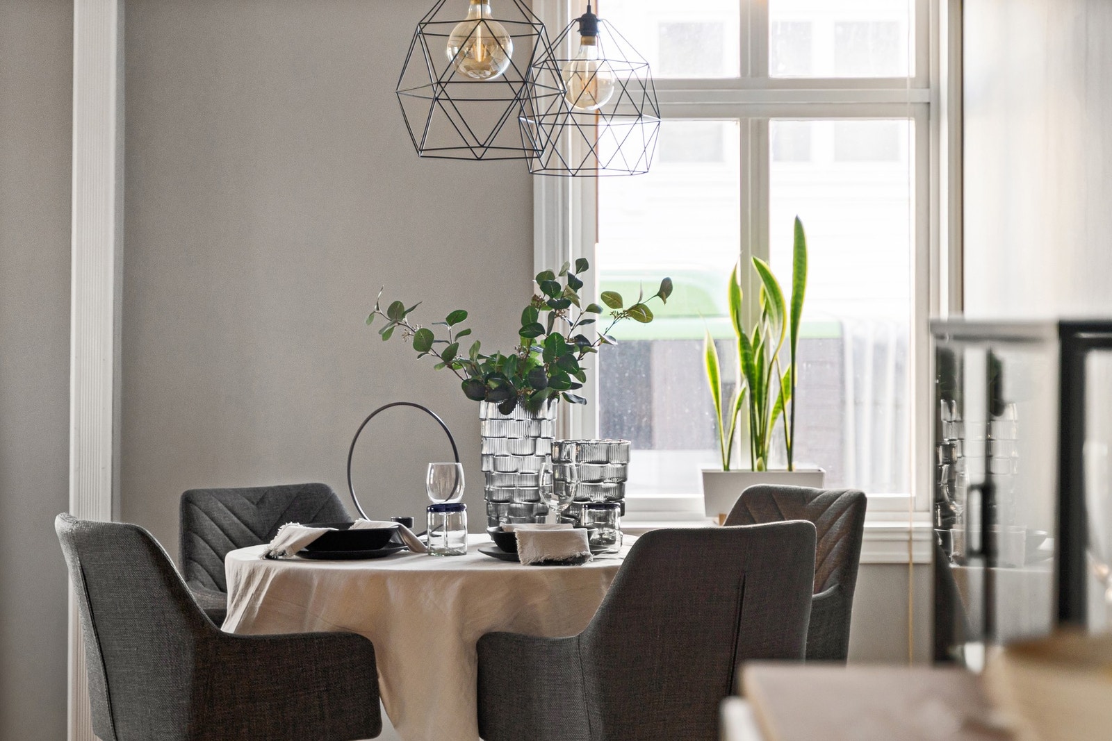 Store vindusflater skaper en lys og luftig atmosfære. Galleribilde