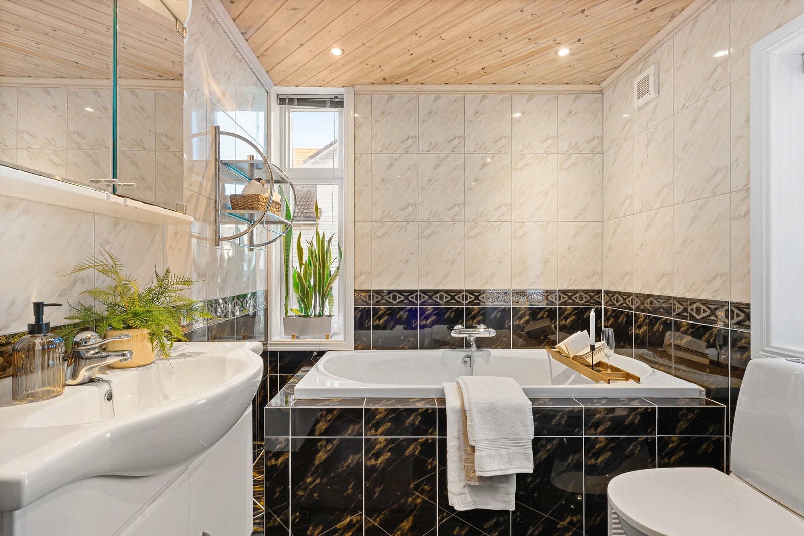 Innbydende, flislagt baderom. Galleribilde