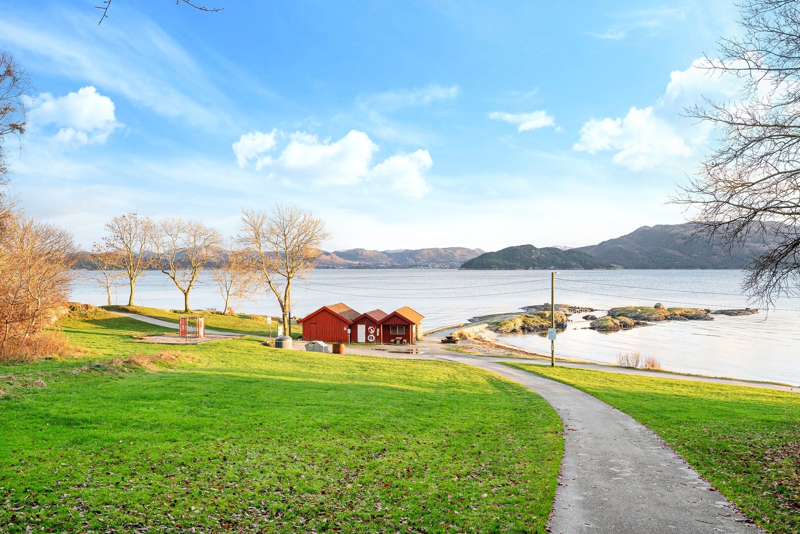 Familievennligheten i området understrekes av nærheten til Godalen strand, kyststien og omkringliggende parker, som alle gir en enkel tilgang til naturen. Galleribilde