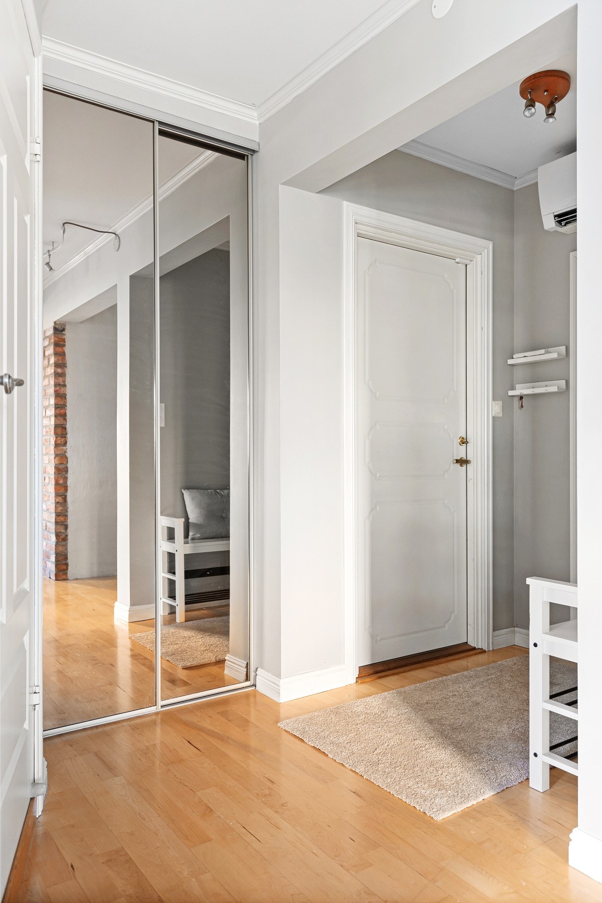 Romslig gang/entré. Galleribilde