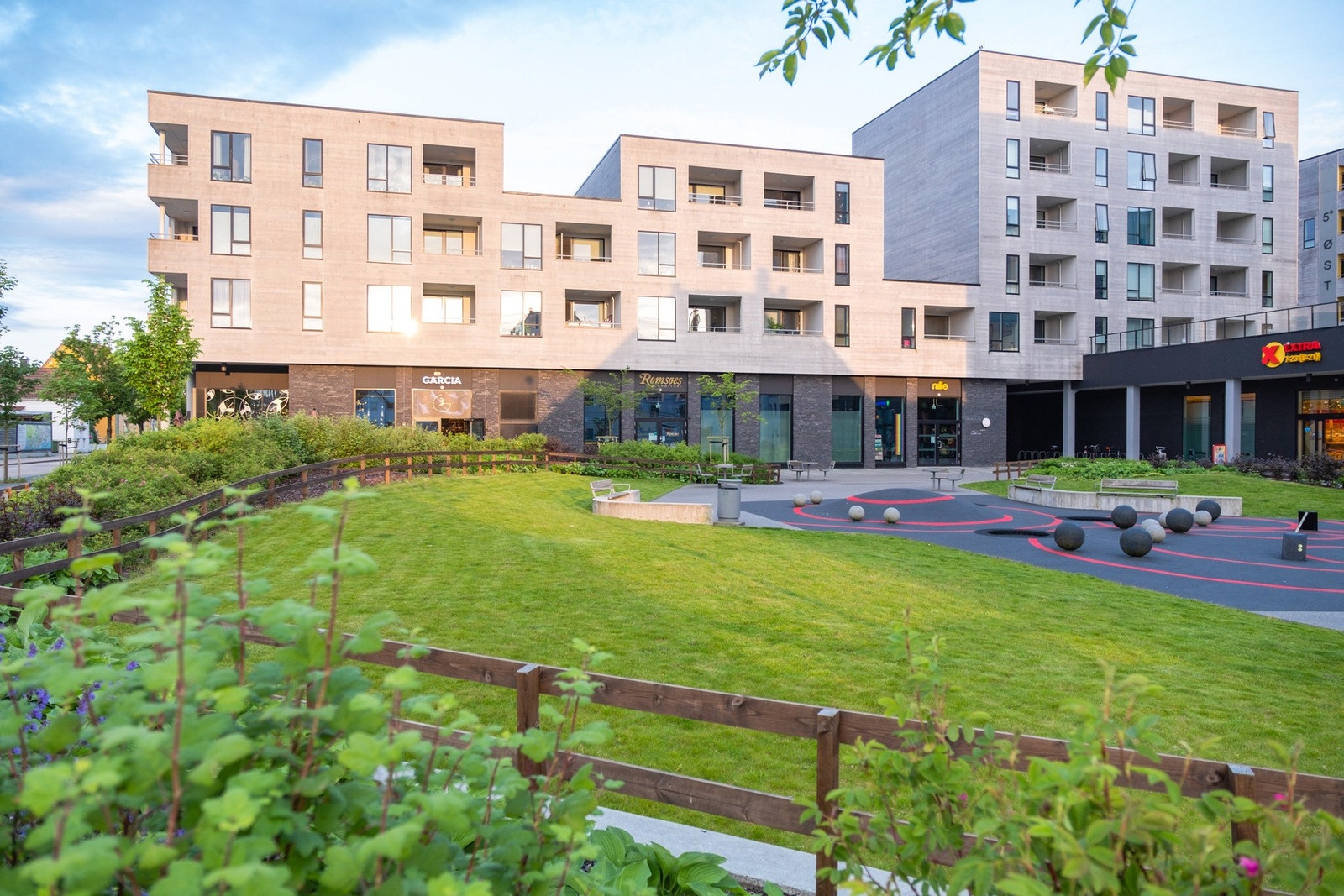 I nærheten ligger bakerier som Molinå, kafeer, barer og restauranter som gir beboerne en rekke kulinariske opplevelser rett utenfor døren. Galleribilde