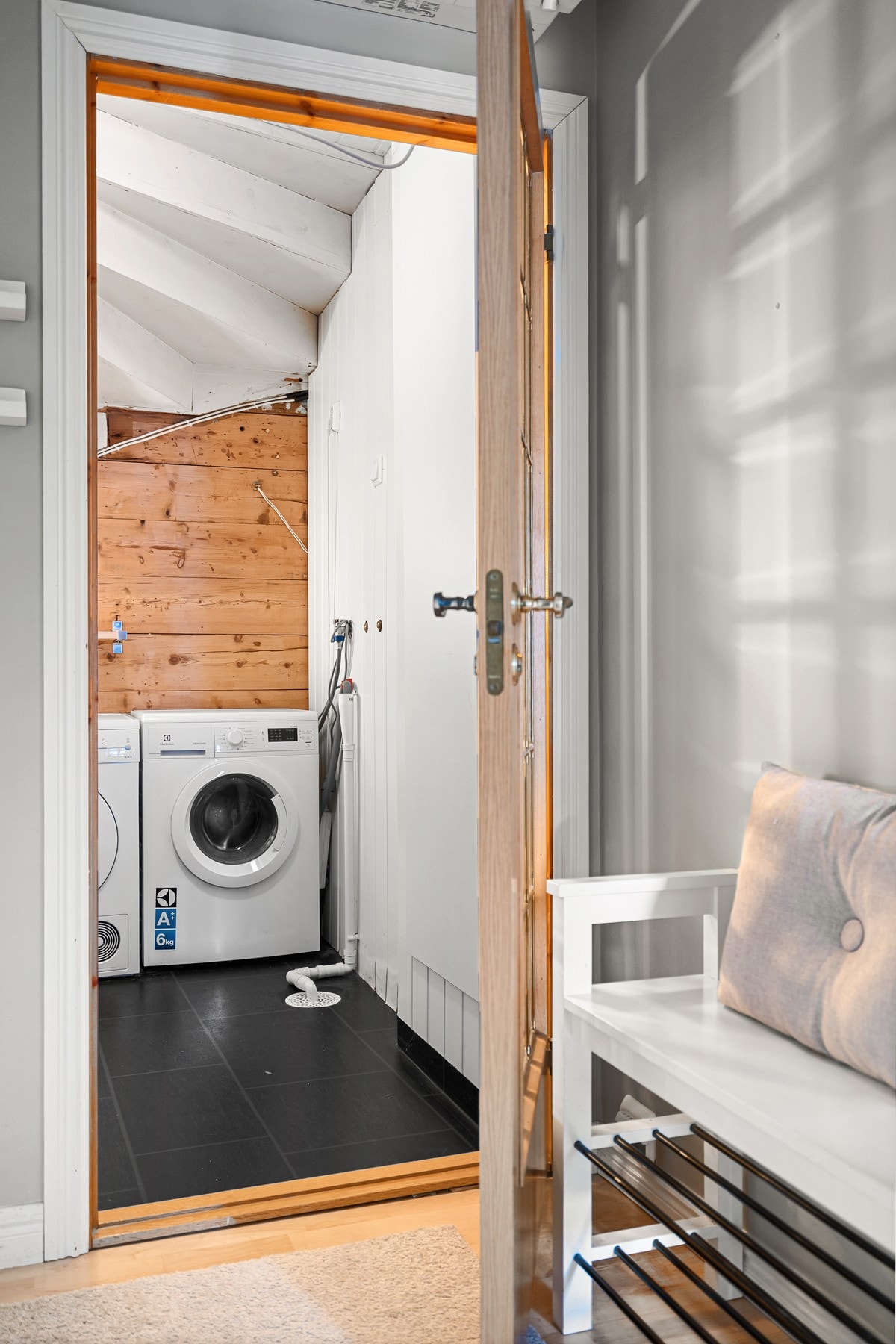 Eier har innredet med praktisk vaskerom under trapp til 2. etasje. Galleribilde