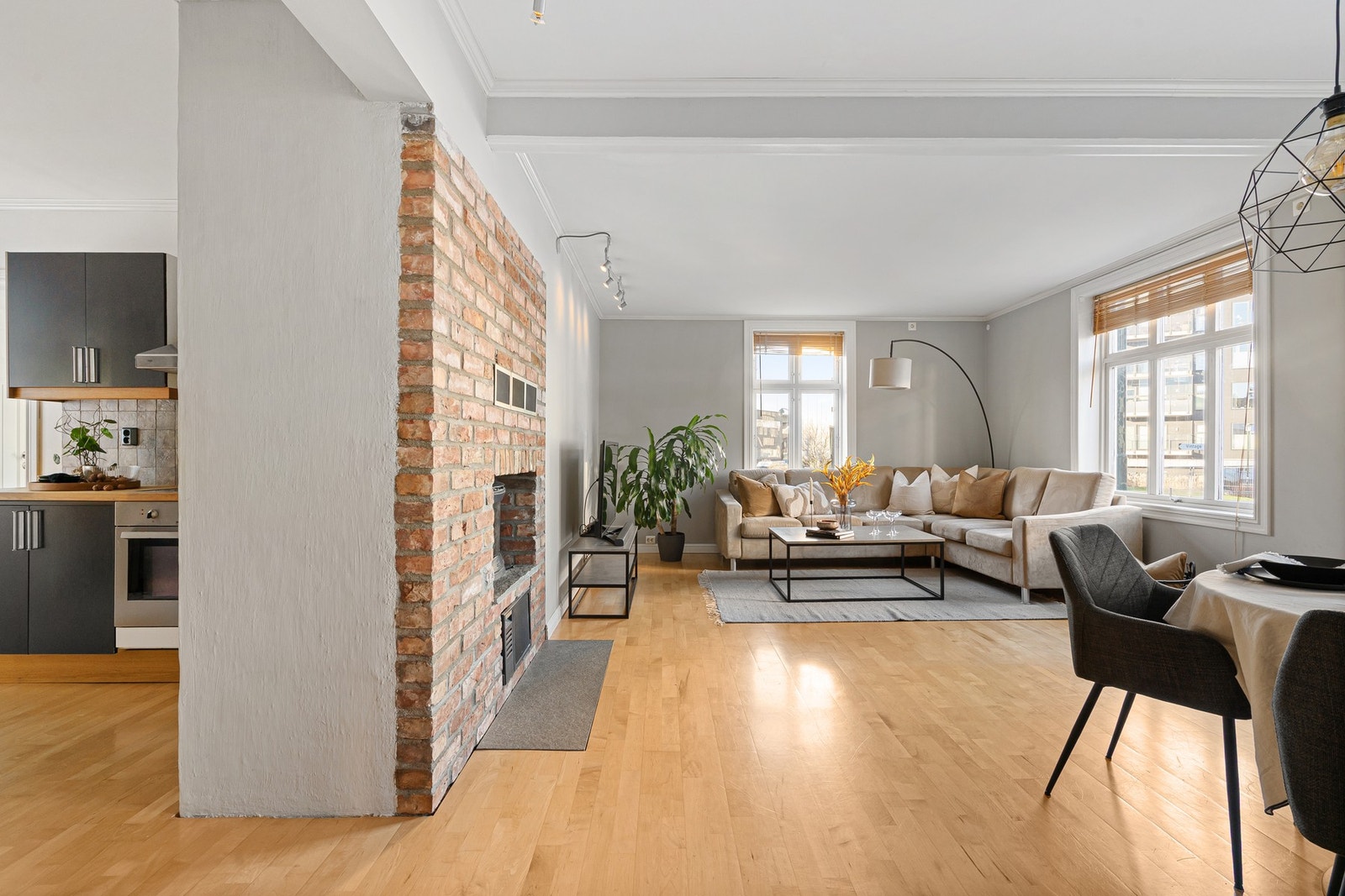 Velkommen inn! | Stor stue med naturlig sone for både spisestue og sofagruppe. Galleribilde