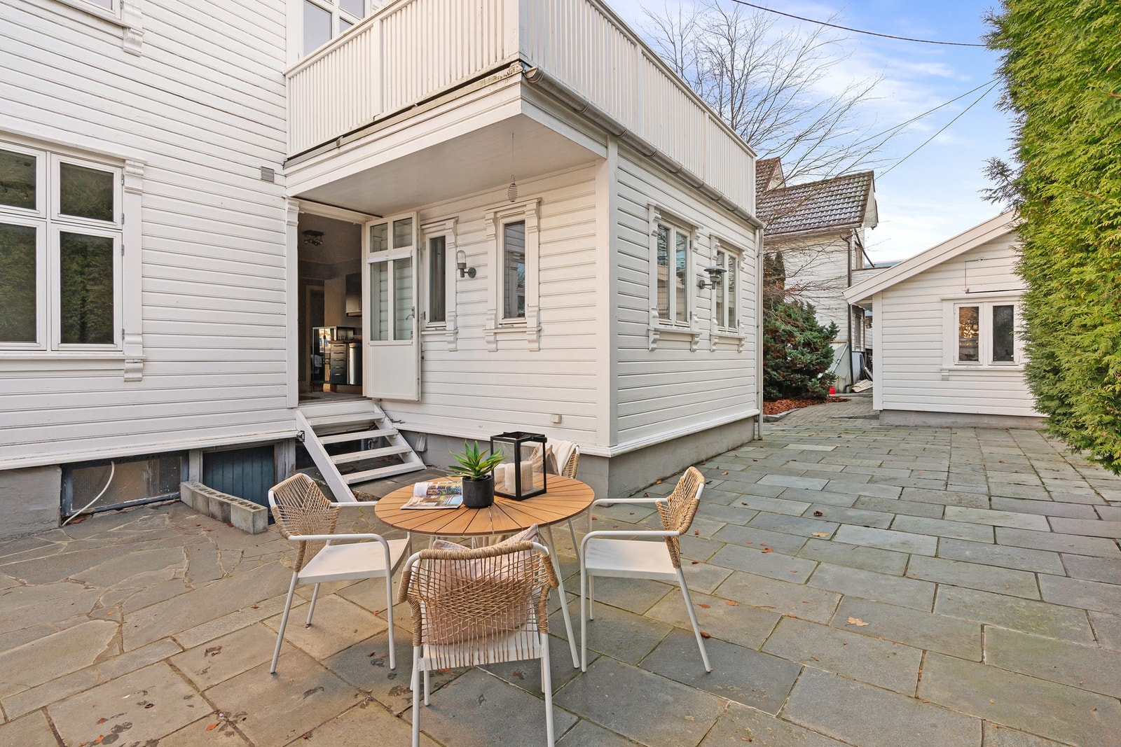 Velkommen til Stavanger Øst - en lys og attraktiv leilighet med parkering, to gode soverom og felles uteplass, midt i et spennende og sentralt byområde. Galleribilde