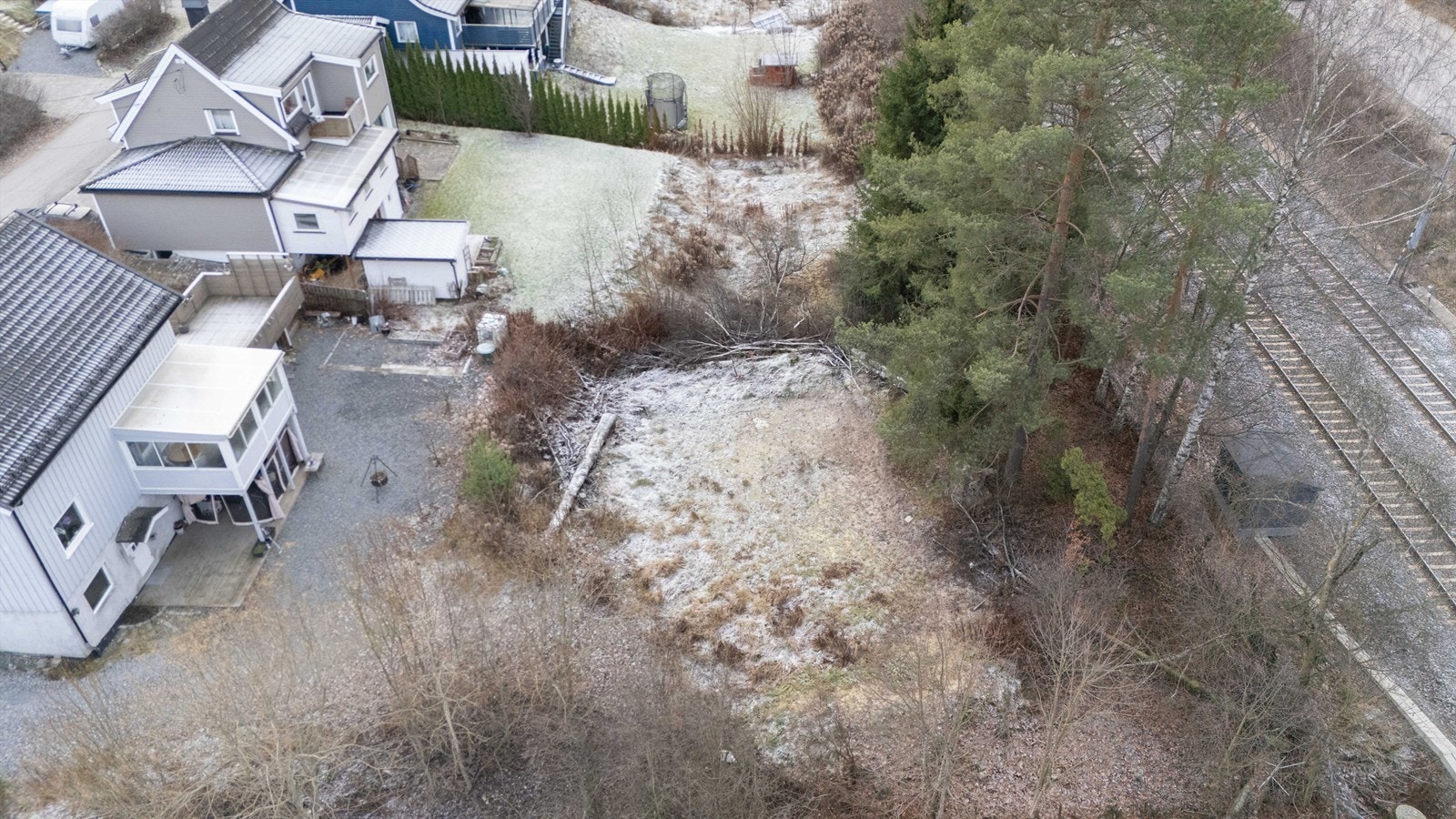 En stor tomt i Strømmen på med gyldig rammetillatelse for oppføring av enebolig. Galleribilde