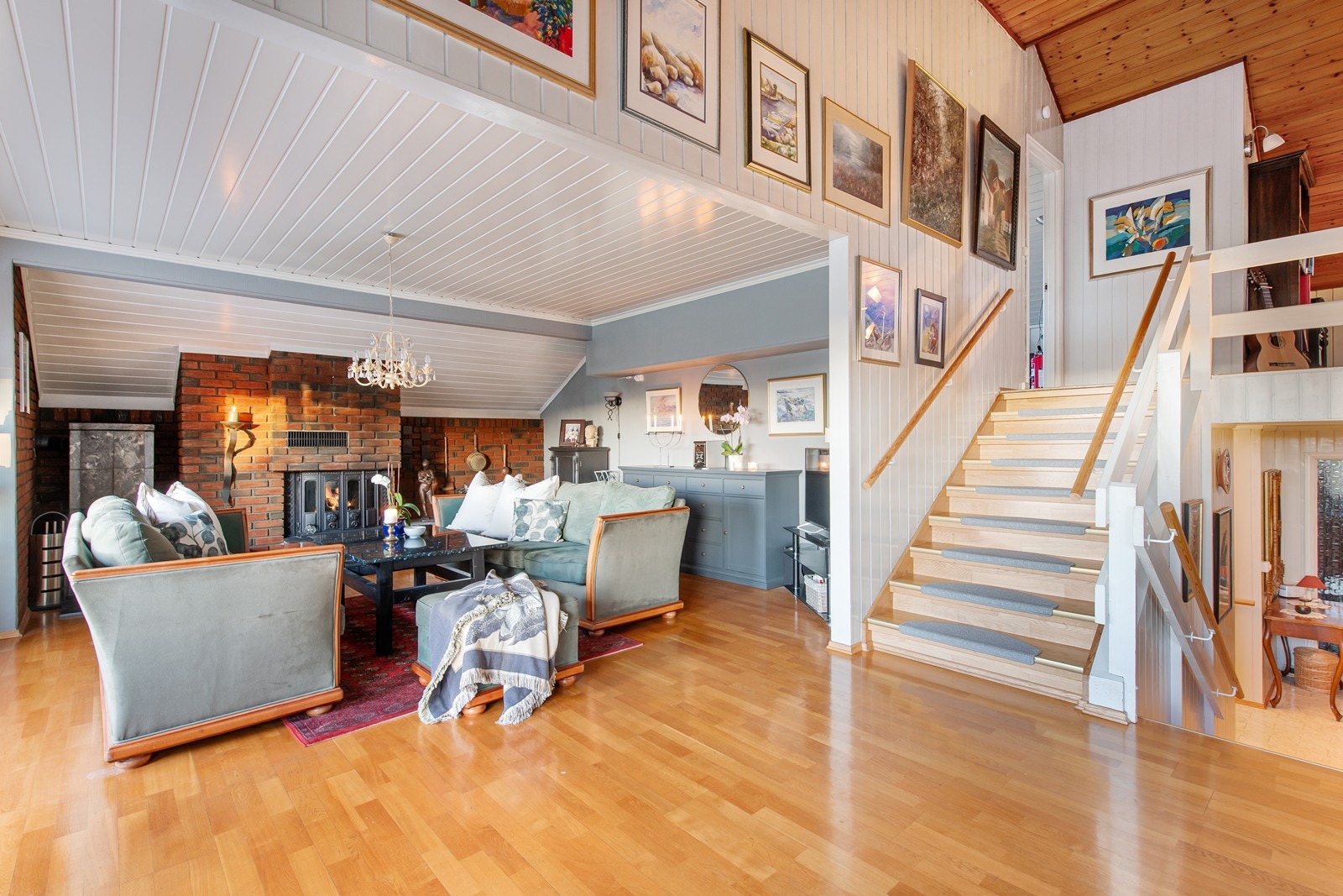 Stua innbyr til hygge med åpen peis og godt utsyn Galleribilde