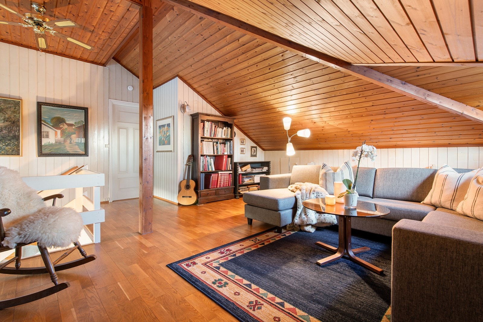 Åpen loftsstue med god takhøyde. Et meget koselig og praktisk rom Galleribilde