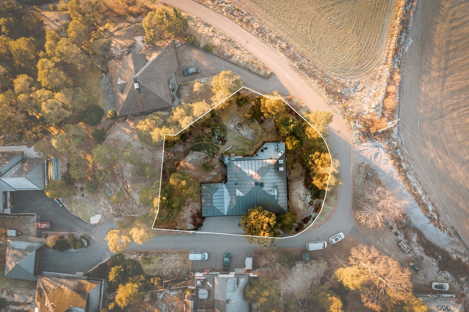 Et boområde der tomtene sklir over i hverandre og naturen spiller en stor plass Galleribilde