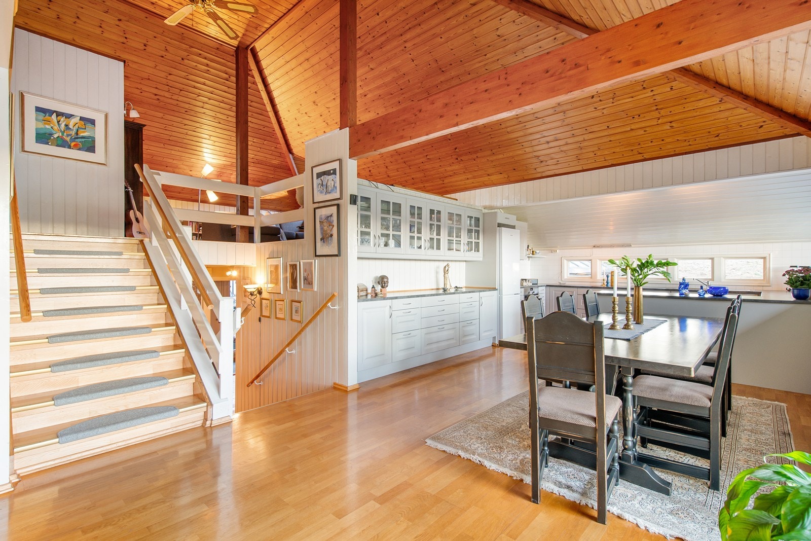 Sjekk denne takhøyden og den åpne romløsningen Galleribilde