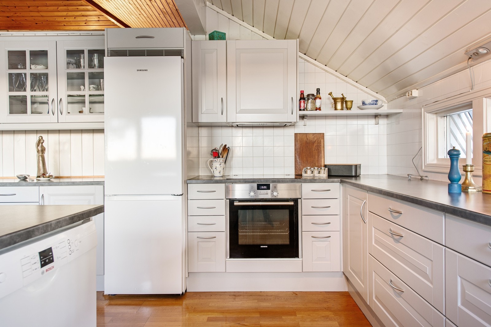 Kjøkkenet er av nyere dato og designet for å romme alt en stor familie trenger Galleribilde