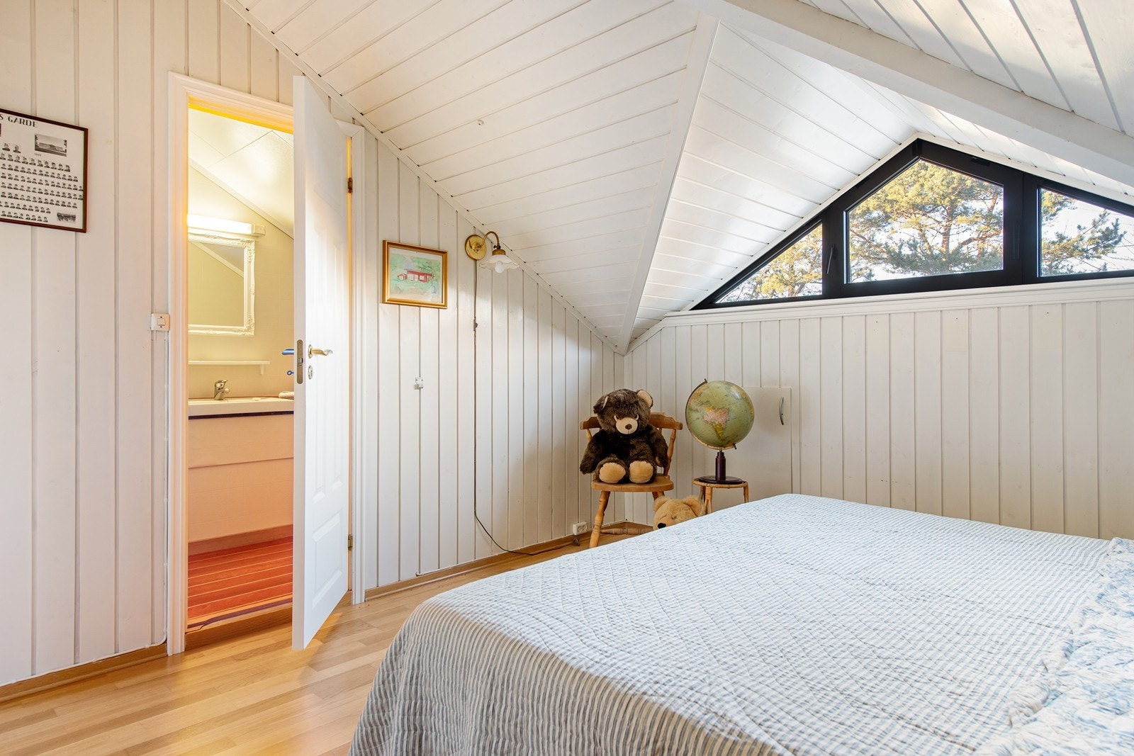Master bedroom med eget bad Galleribilde