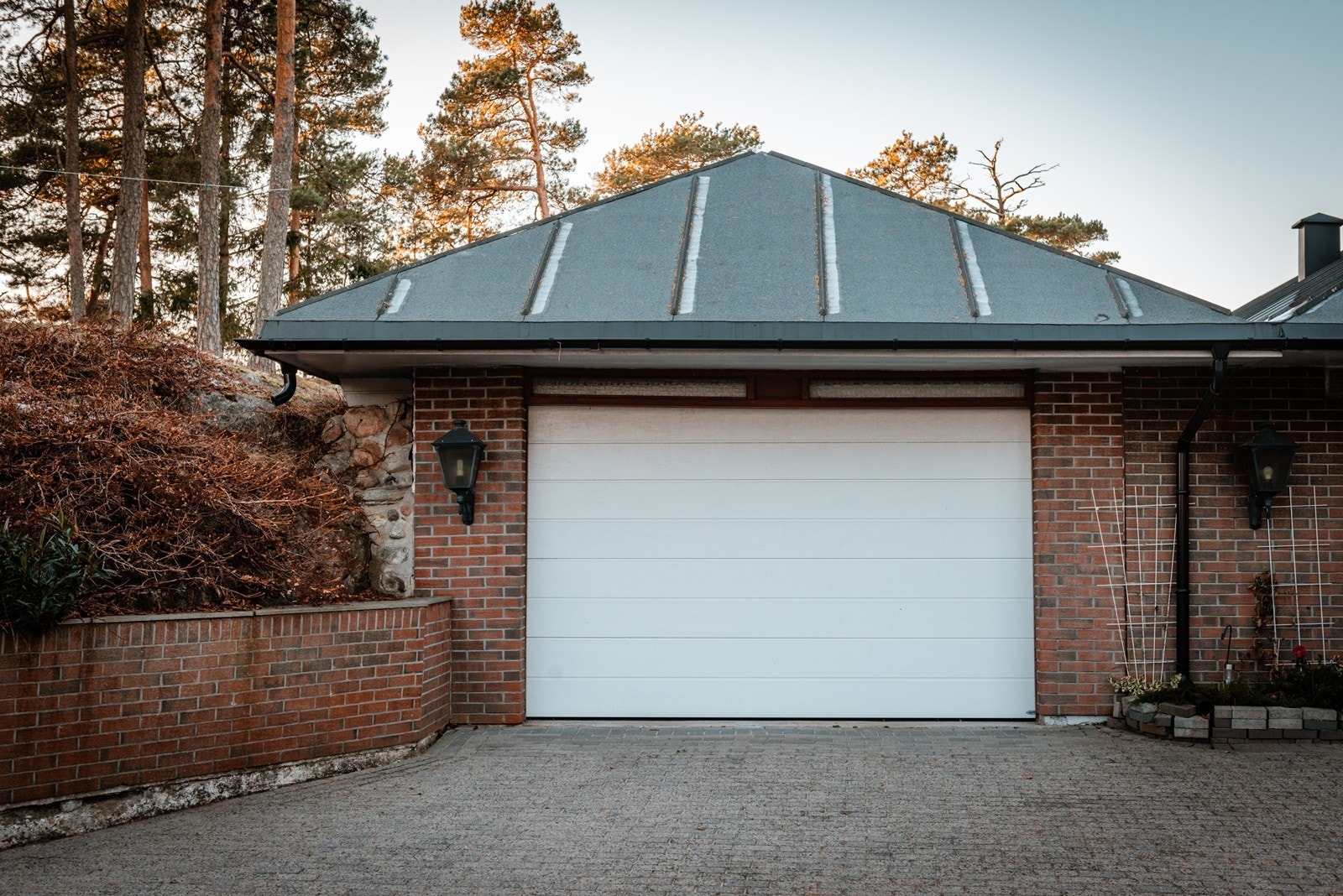 Romslig garasje med dør på siden og adkomst til bod Galleribilde