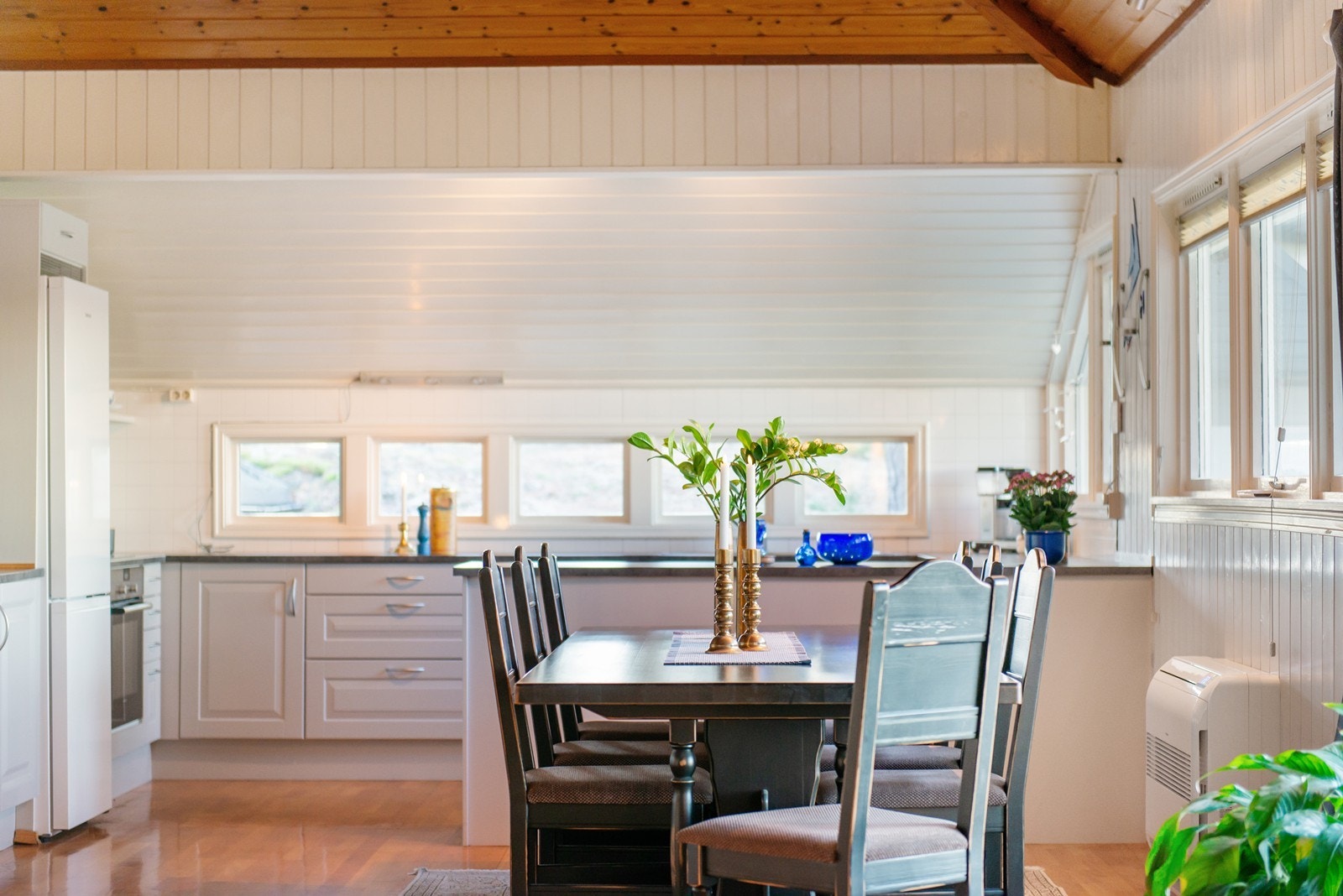 Her har du plass til et langt langbord ferdig dekket til enhver tid Galleribilde