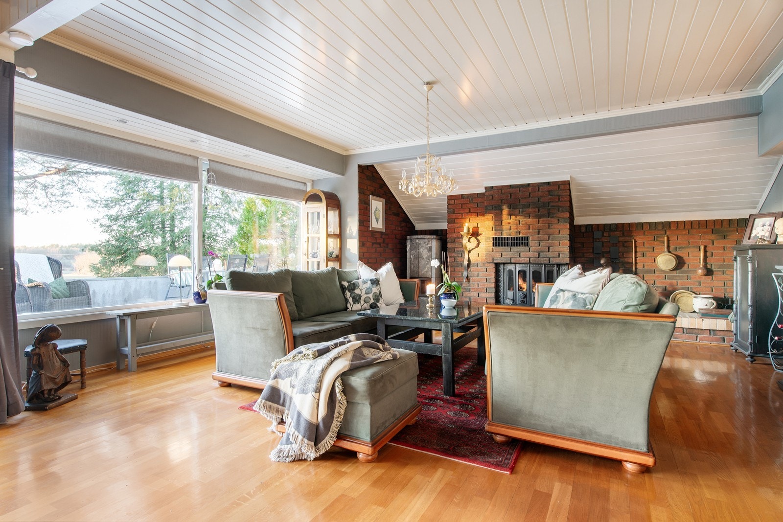 Store vindusflater skaper hyggelige rom som forandrer seg med årstidene Galleribilde