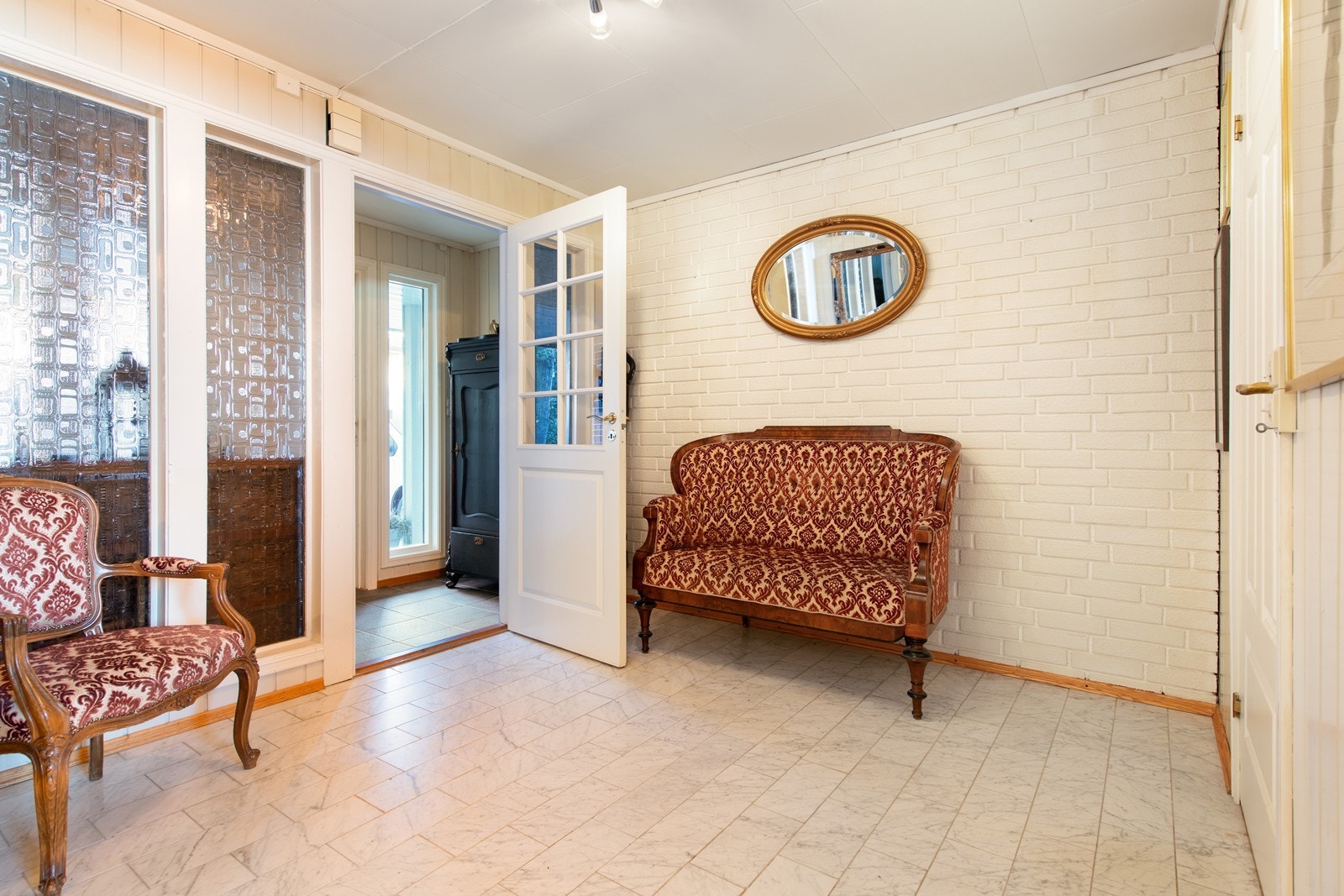 Velkommen inn i en romslig entre og hall. Marmor på gulv og klassiske detaljer Galleribilde