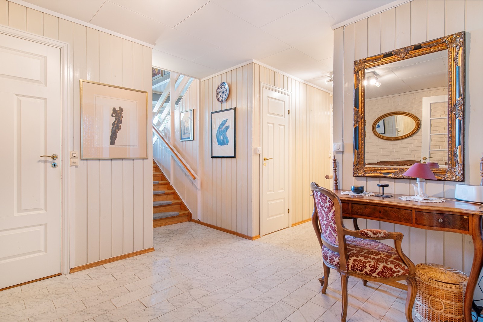 Lyse omgivelser og en praktisk romløsning Galleribilde