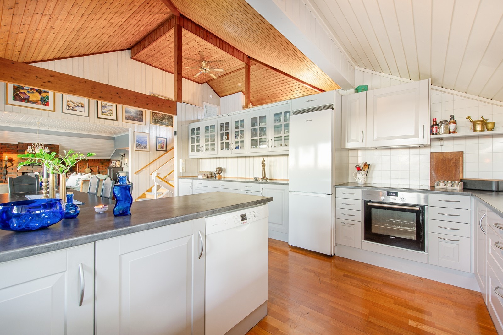 Kjøkkenet sklir sømløst over i stua Galleribilde