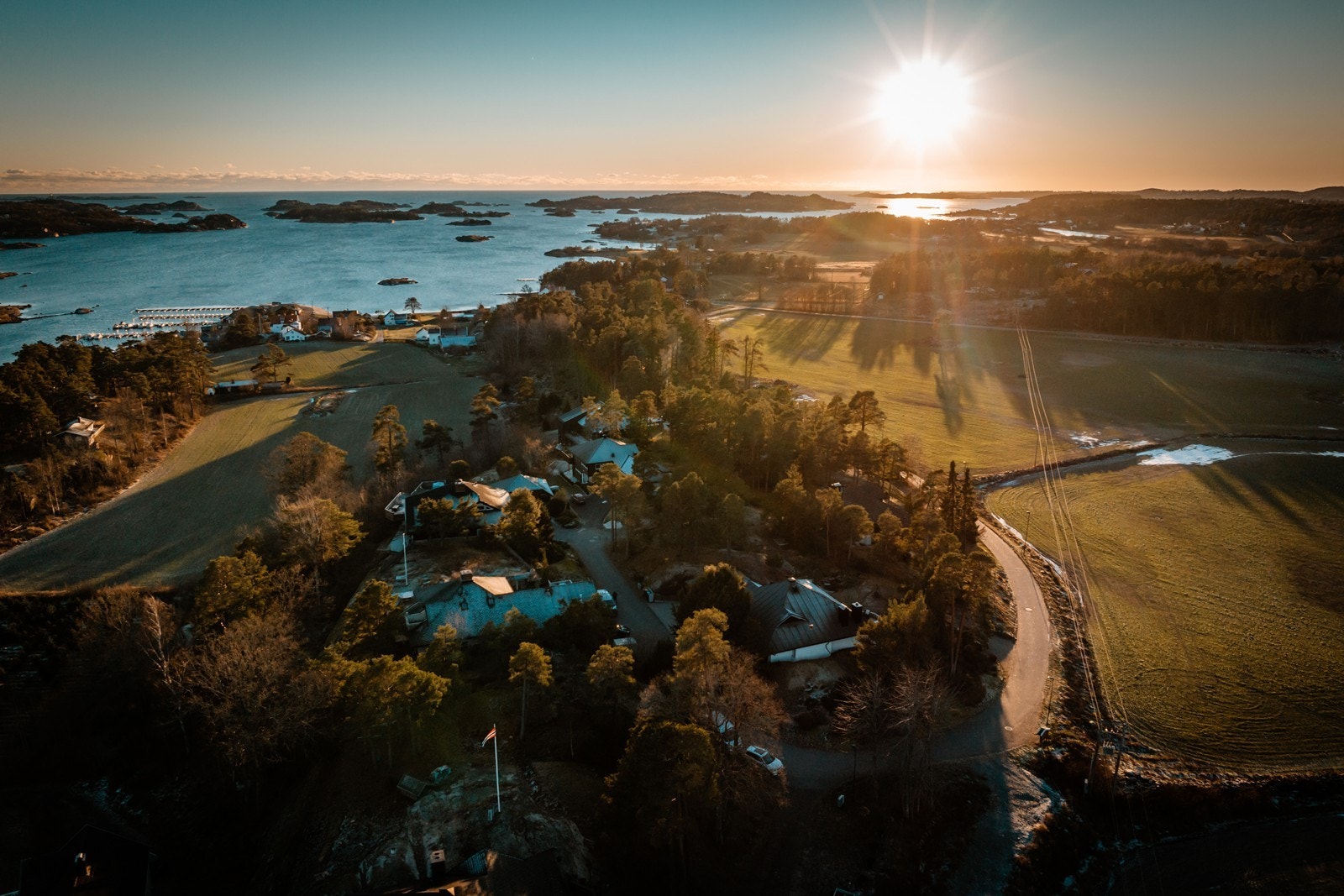 Når du ser sola går ned over sjø og landbruk, ja da er man på et godt sted Galleribilde