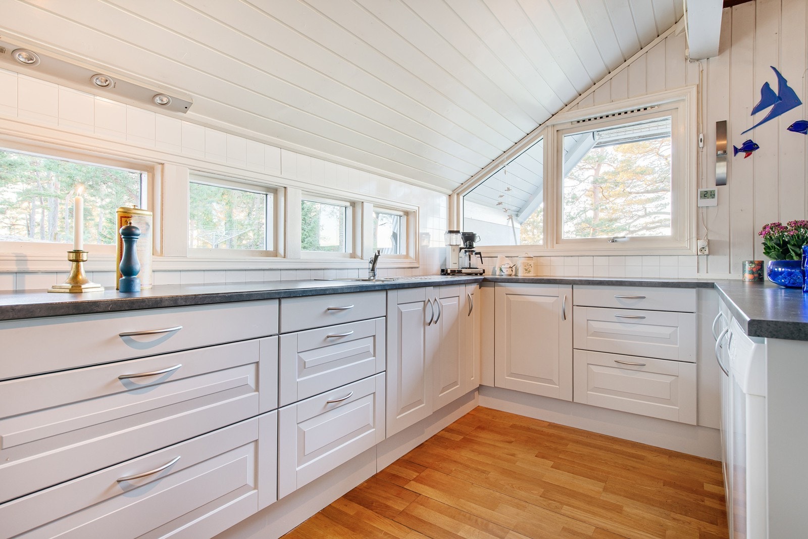 Et meget stort kjøkken med mye skap og benkplass Galleribilde