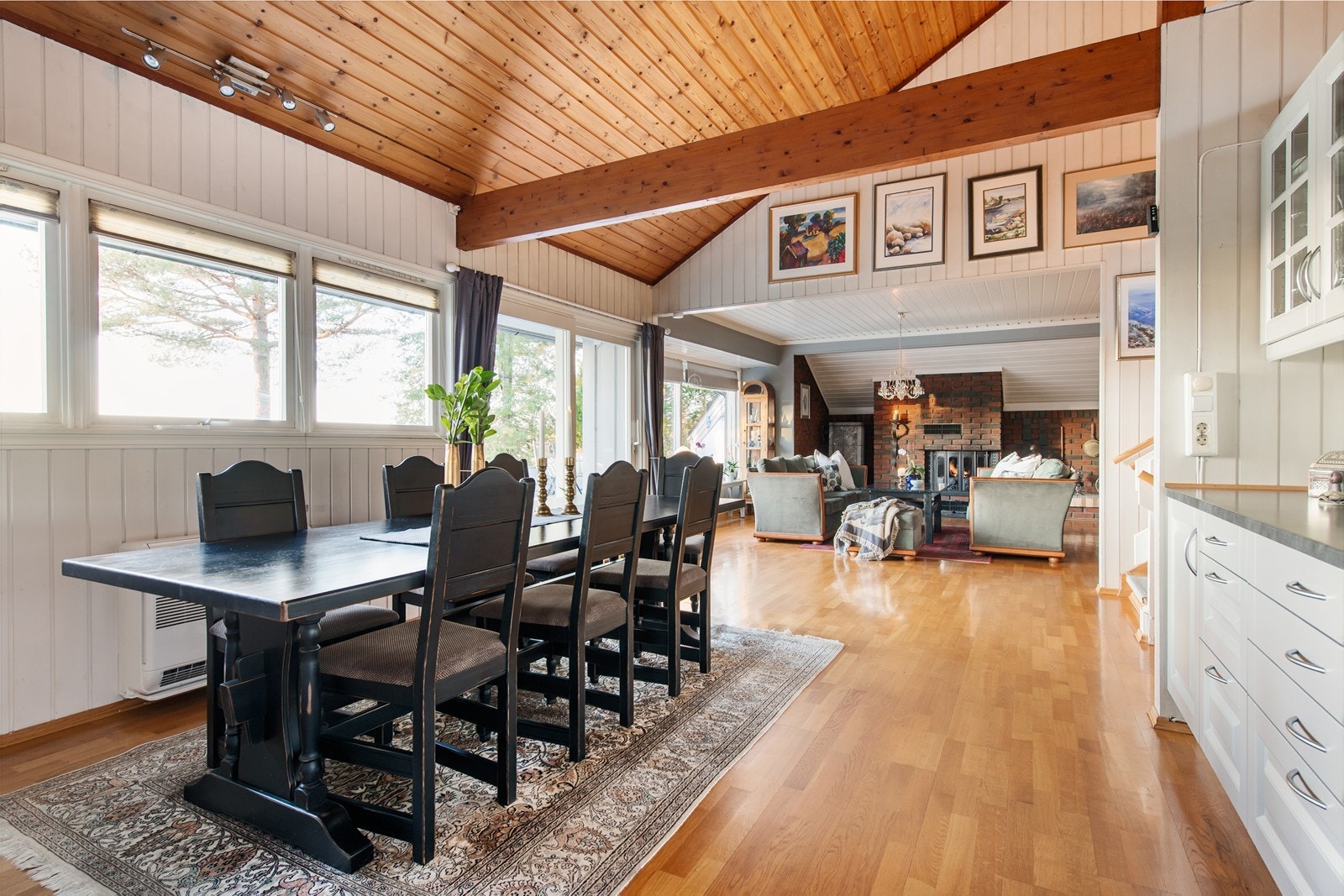 Vi snakker om godt takhøyde og mange vinduer Galleribilde