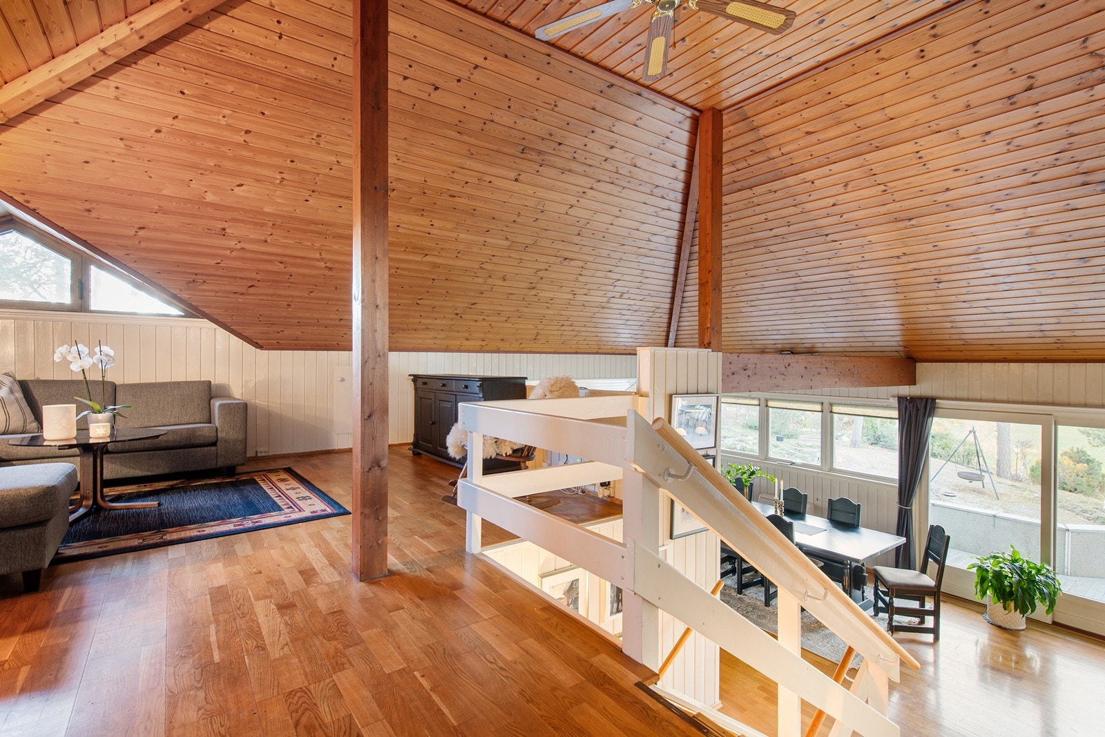 Man får litt katedralfølelse når man ser opp mot himlingen Galleribilde