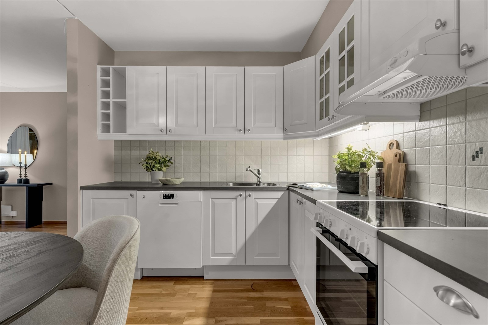 Det er godt med skap- og benkeplass. Galleribilde