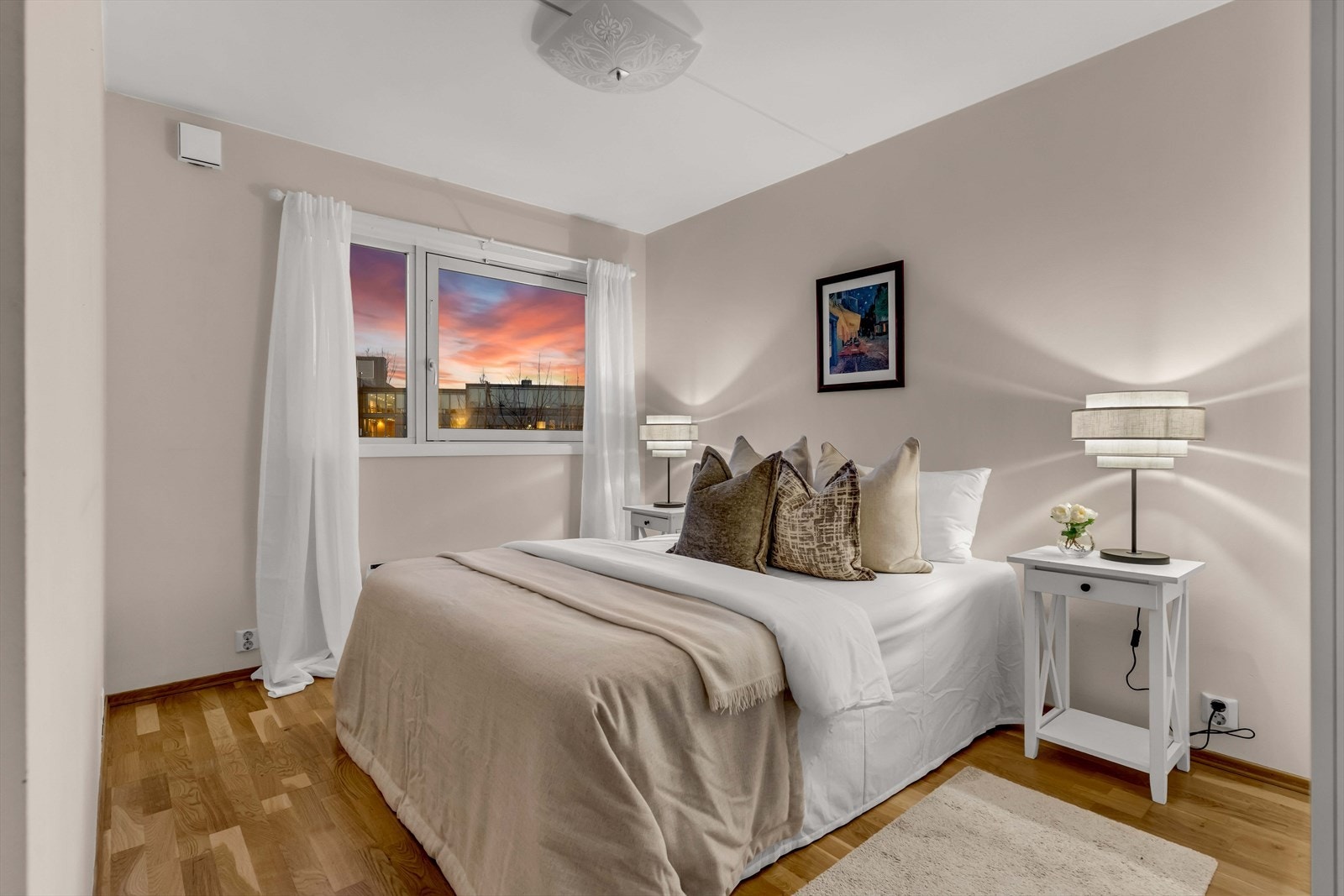 Hovedsoverom med god plass til dobbeltseng, nattbord og garderobeløsning. Galleribilde