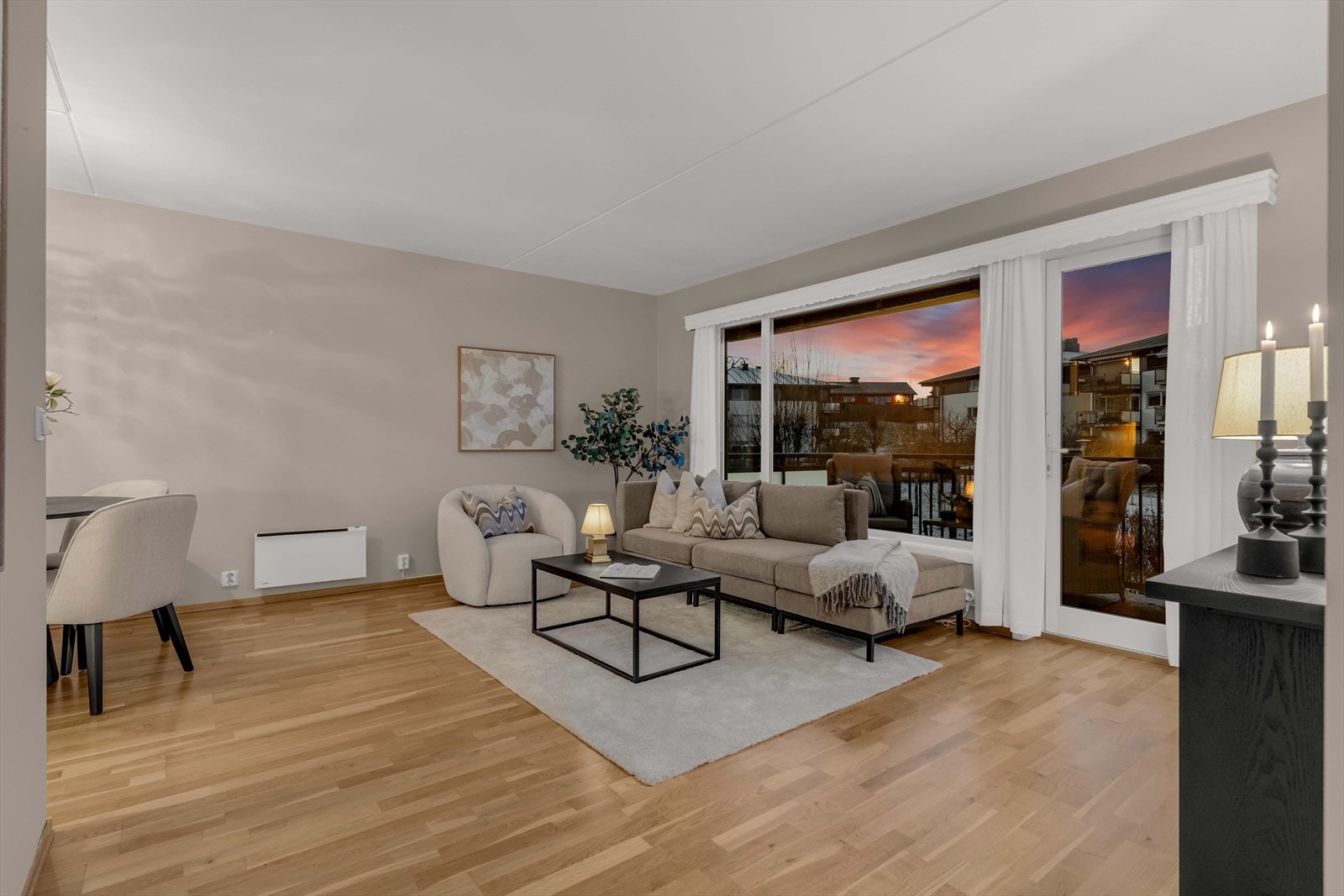 Dette er en svært innbydende og moderne 3-roms leilighet med sentral og solrik beliggenhet Galleribilde